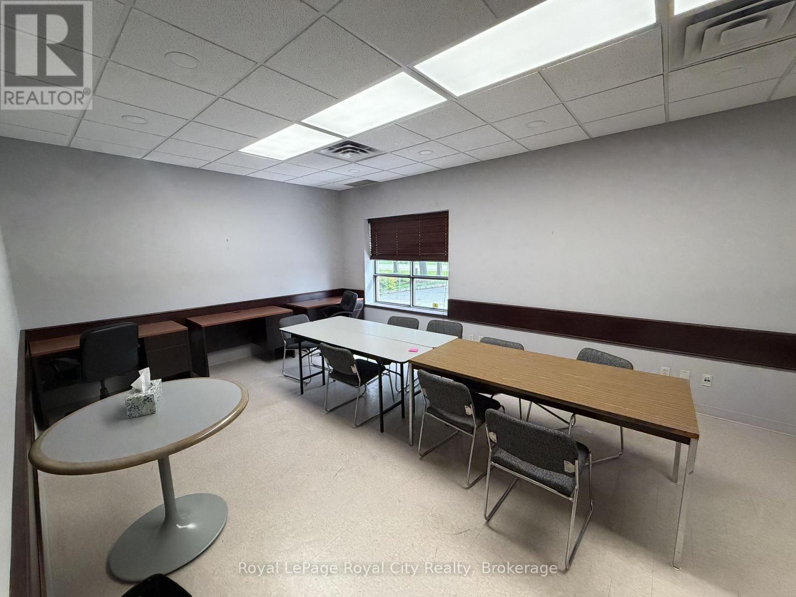 












100 - 21 LEWIS ROAD

,
Guelph (Willow West/Sugarbush/West Acres),




Ontario
N1H1E9

