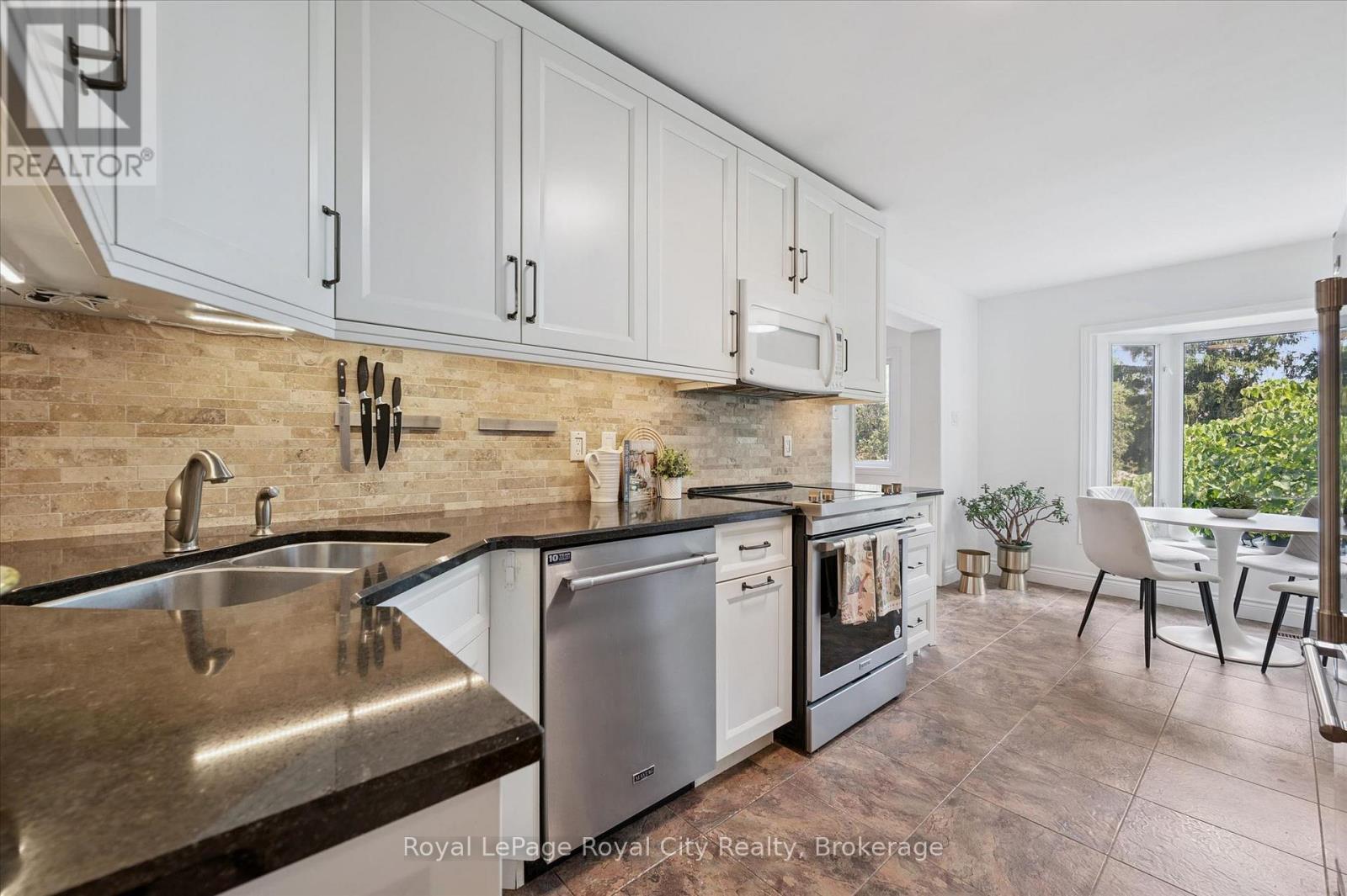 












149 - 295 WATER STREET

,
Guelph (Dovercliffe Park/Old University),




Ontario
N1G2X5

