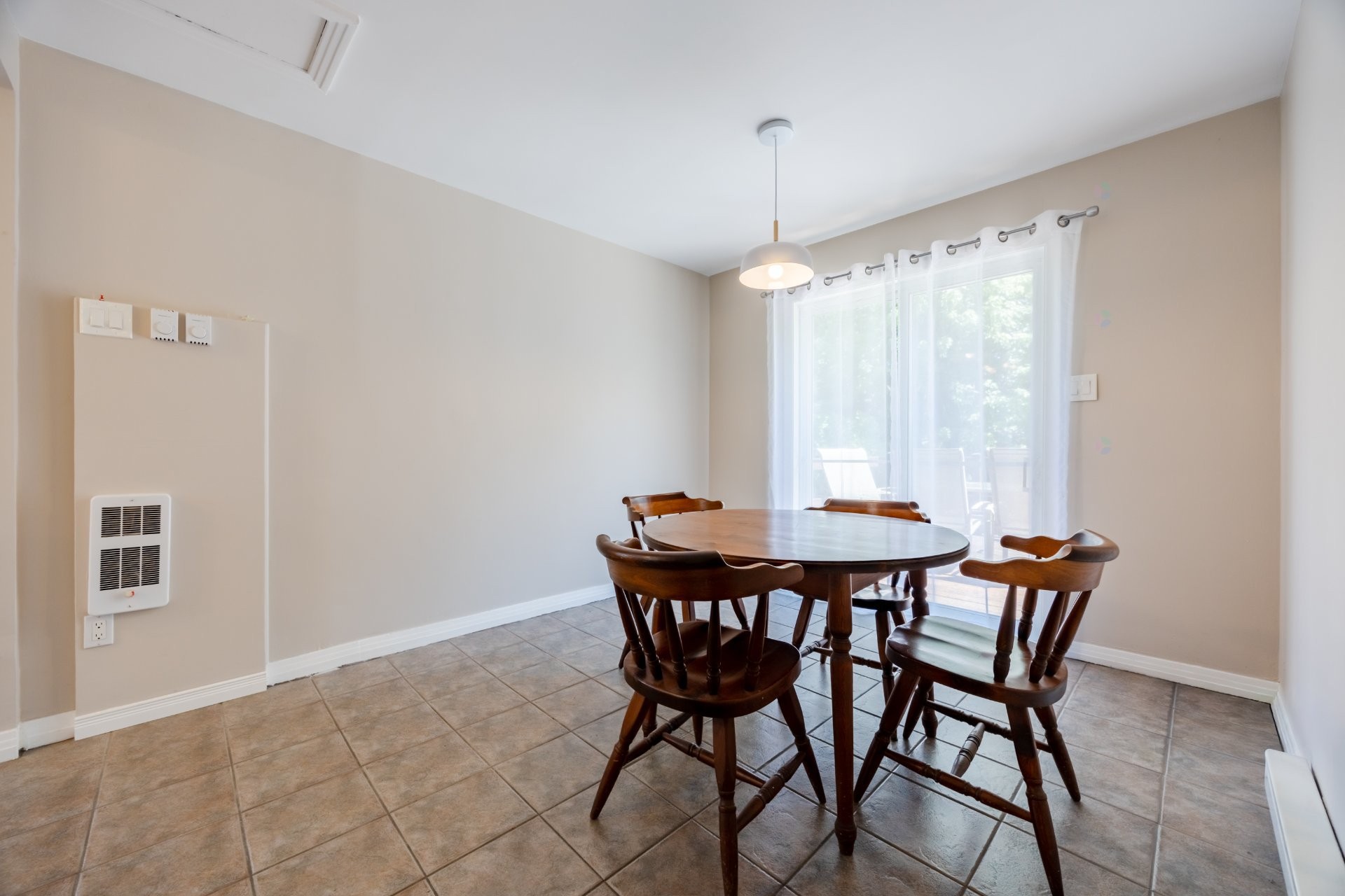 









415


Av. Thorncrest

,
Dorval,




QC
H9S2X9

