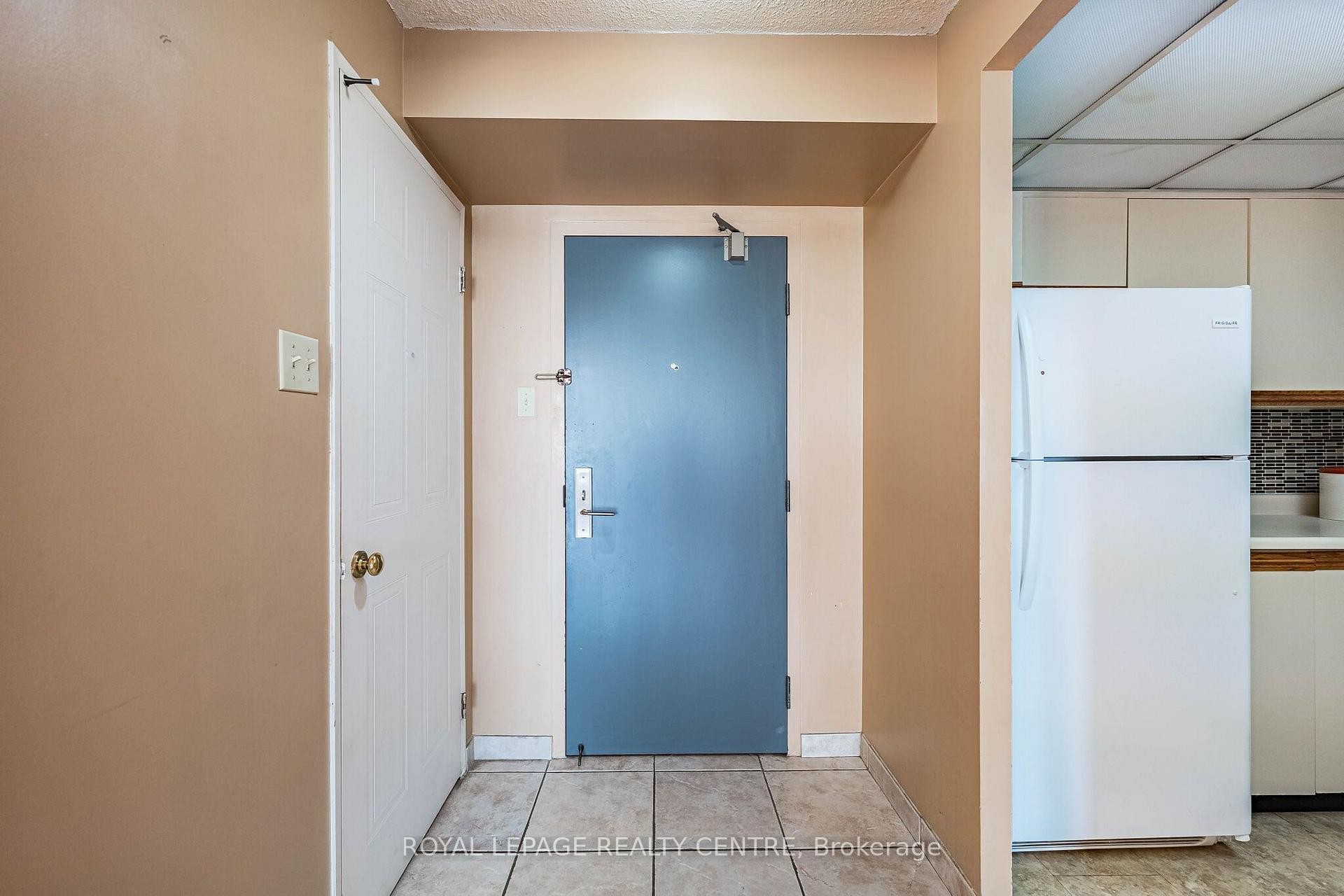 









25


Fairview

Road West, 807,
Mississauga,




ON
L5B 3Y8

