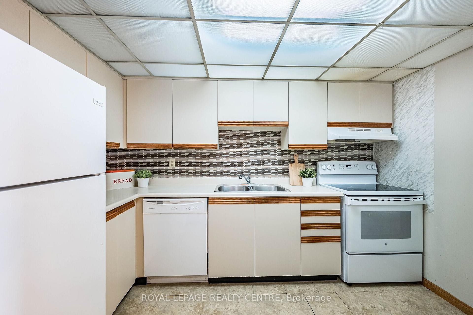 









25


Fairview

Road West, 807,
Mississauga,




ON
L5B 3Y8

