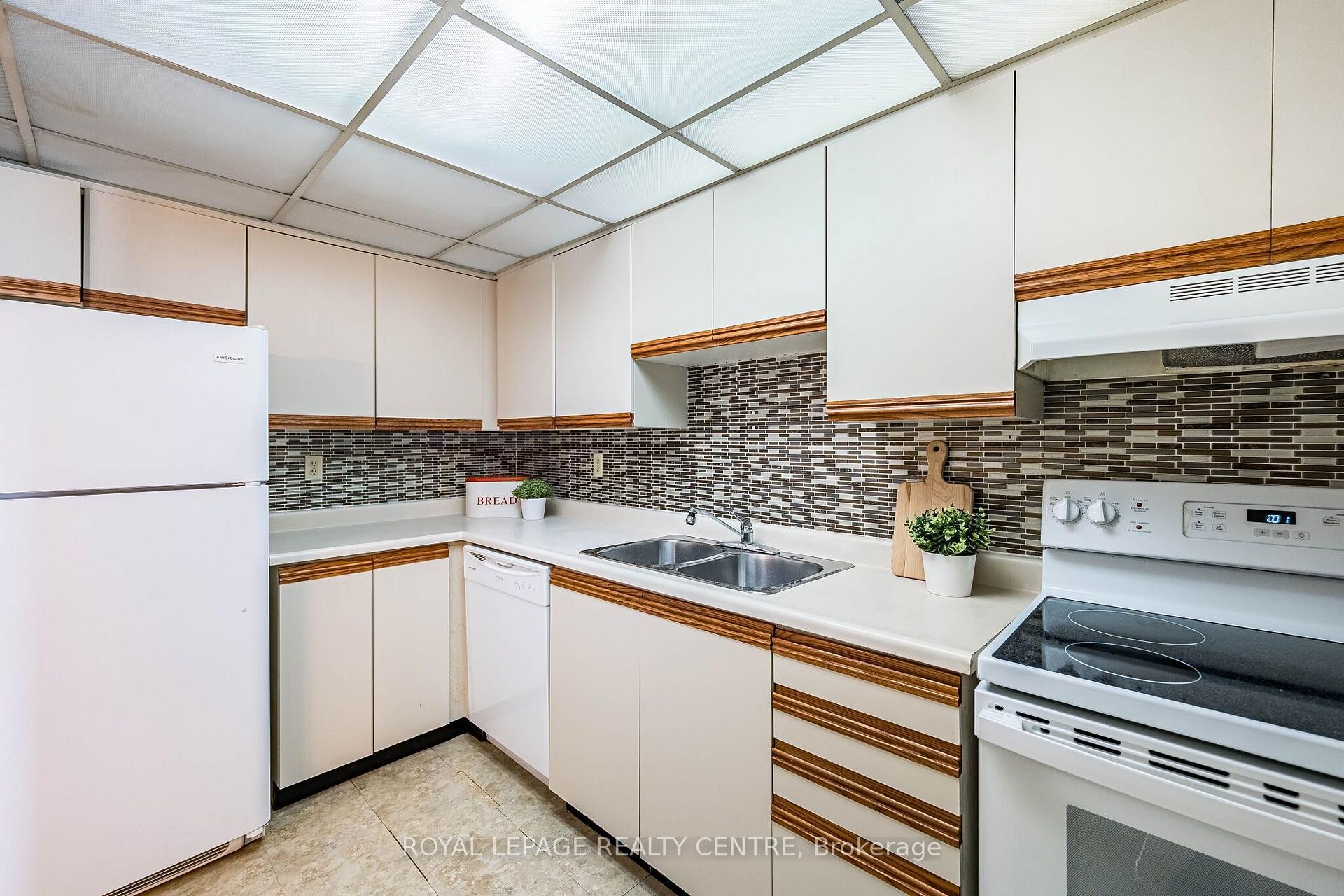 









25


Fairview

Road West, 807,
Mississauga,




ON
L5B 3Y8

