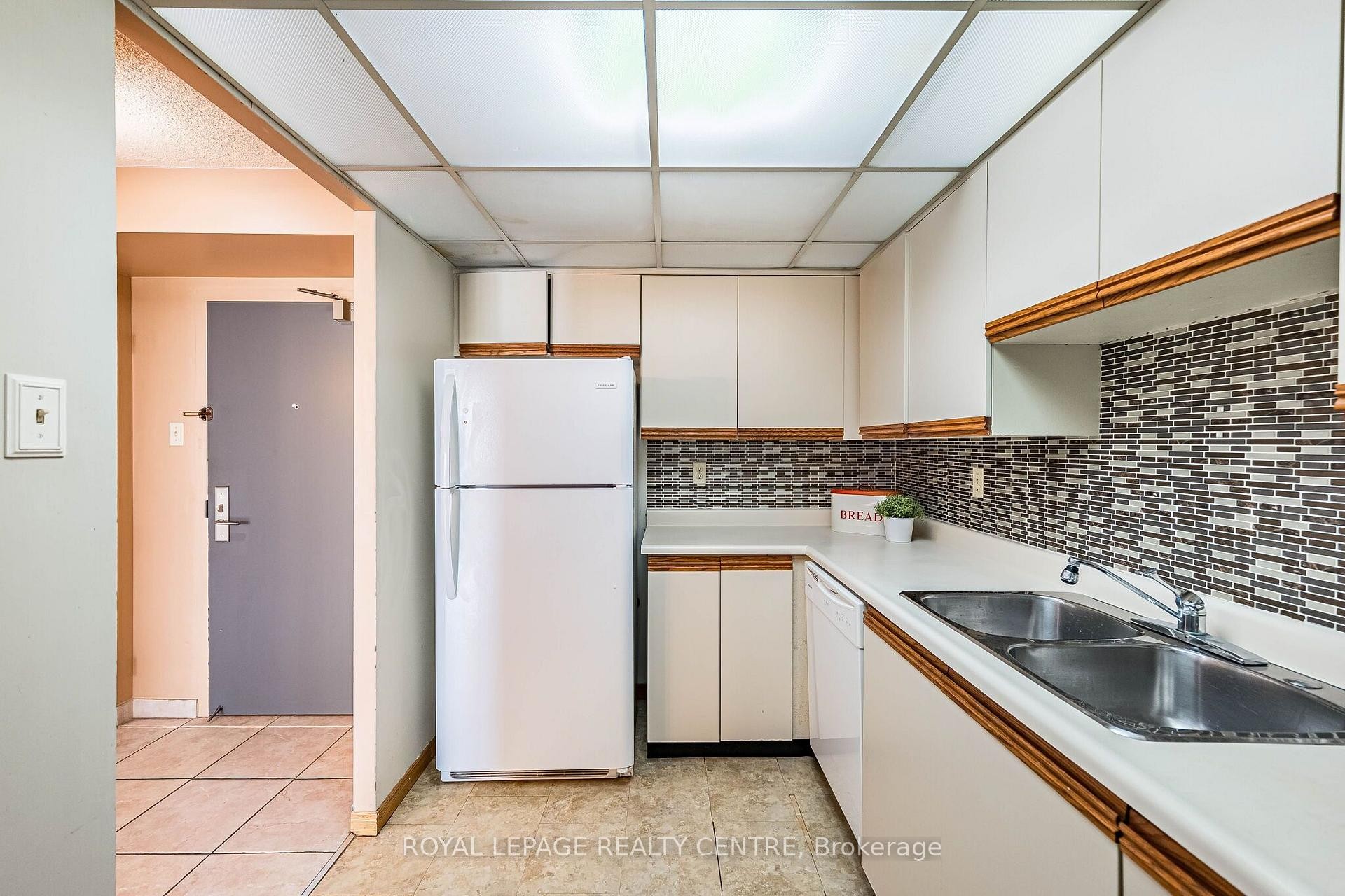 









25


Fairview

Road West, 807,
Mississauga,




ON
L5B 3Y8

