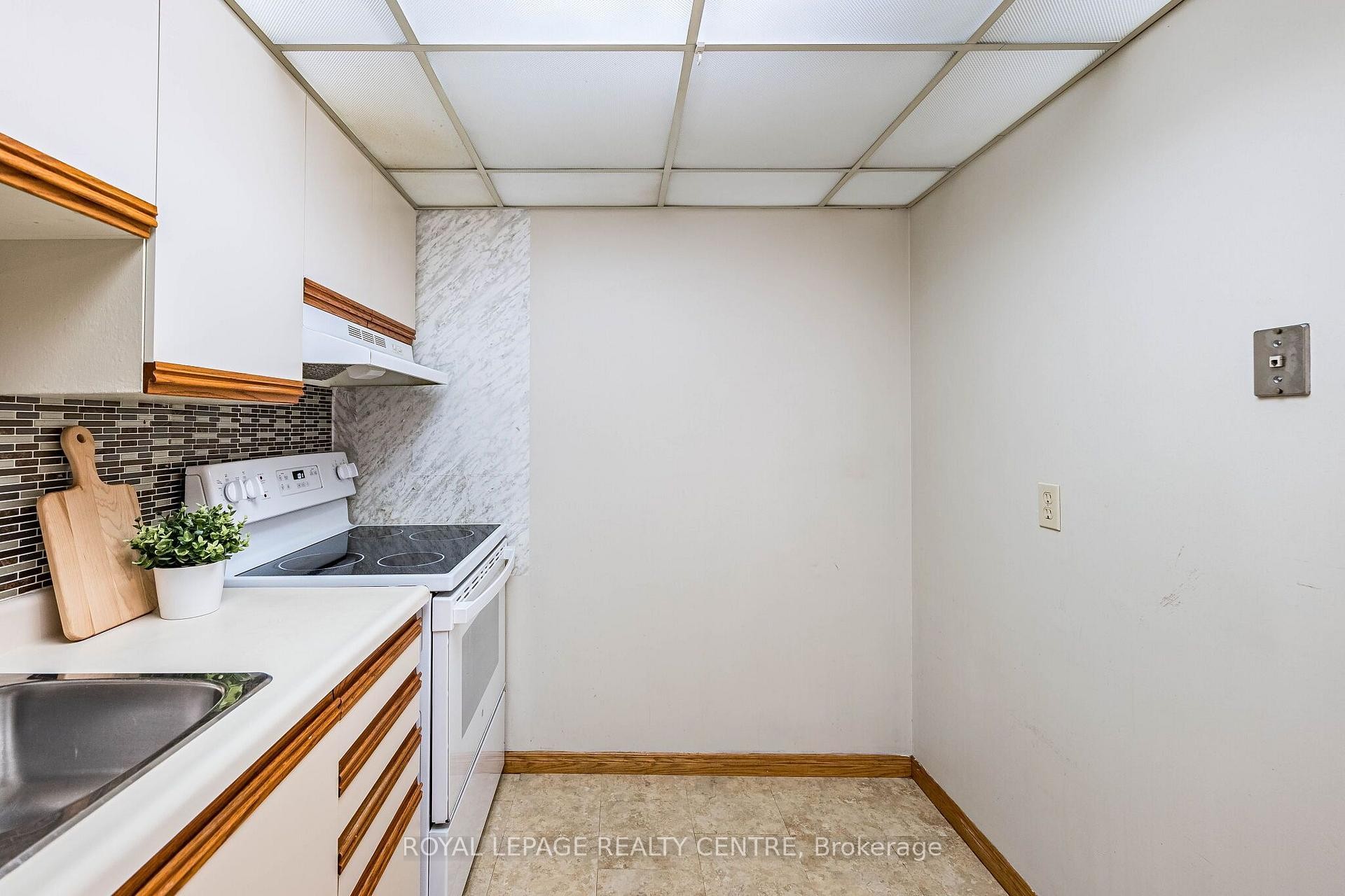 









25


Fairview

Road West, 807,
Mississauga,




ON
L5B 3Y8

