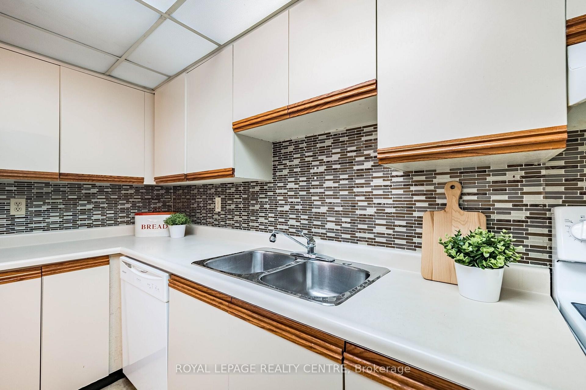 









25


Fairview

Road West, 807,
Mississauga,




ON
L5B 3Y8

