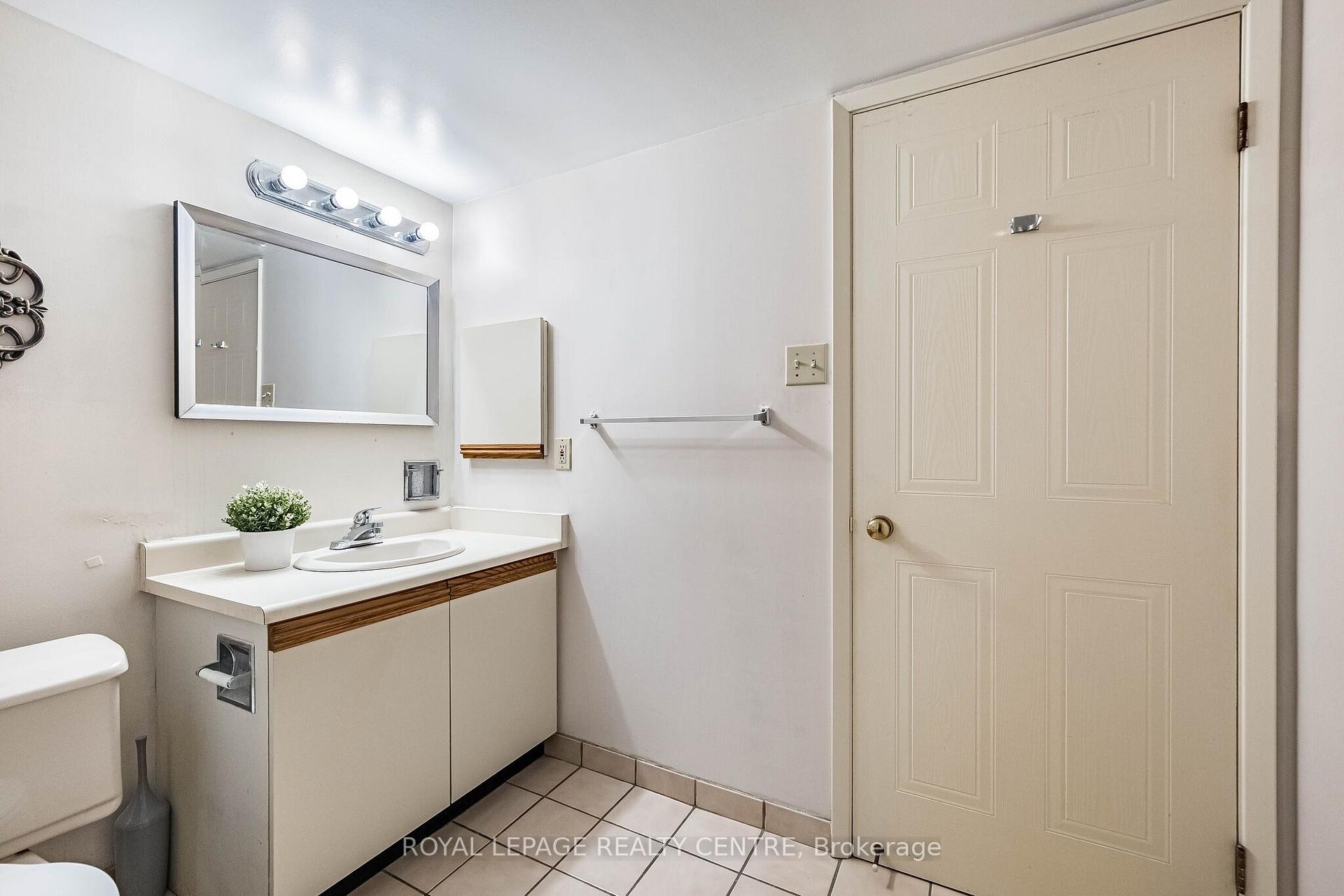 









25


Fairview

Road West, 807,
Mississauga,




ON
L5B 3Y8

