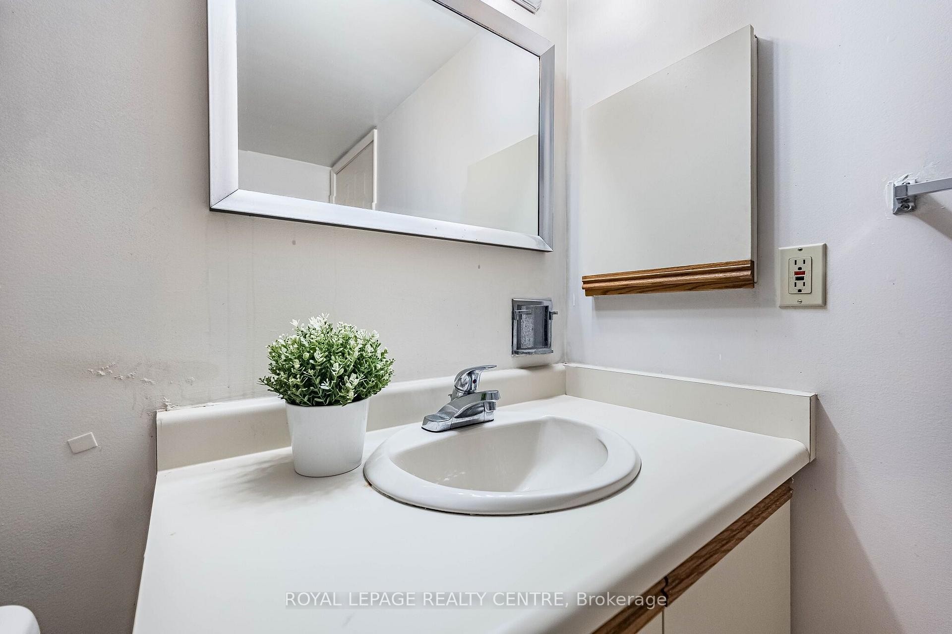 









25


Fairview

Road West, 807,
Mississauga,




ON
L5B 3Y8

