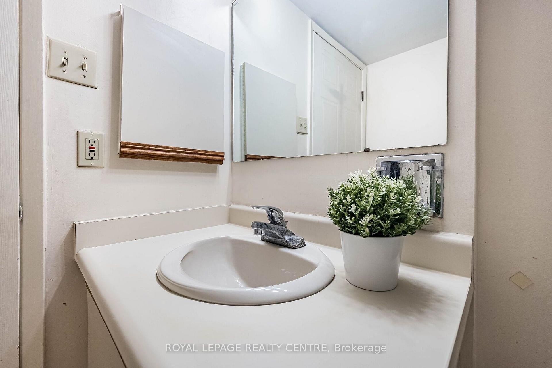 









25


Fairview

Road West, 807,
Mississauga,




ON
L5B 3Y8


