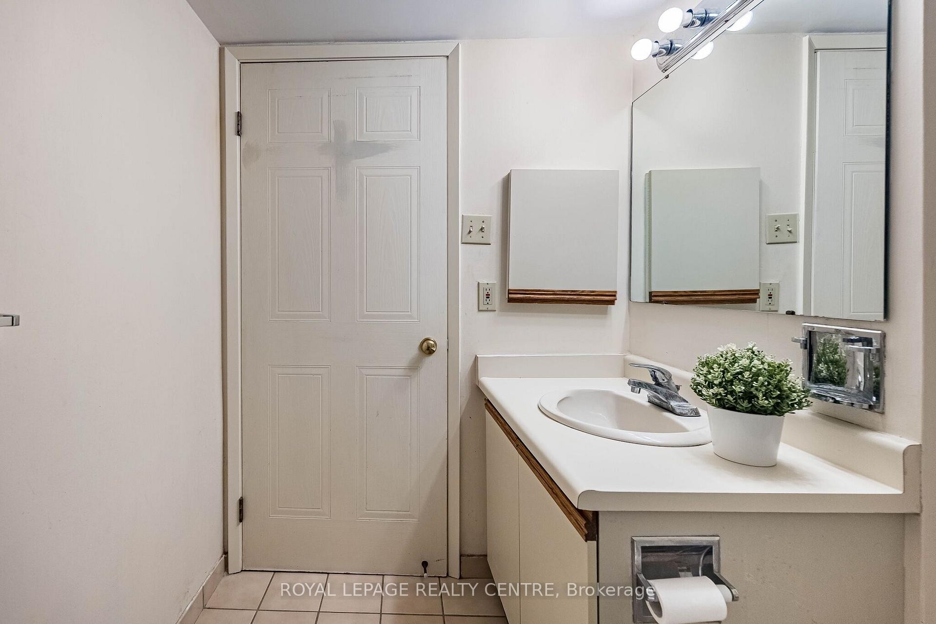









25


Fairview

Road West, 807,
Mississauga,




ON
L5B 3Y8

