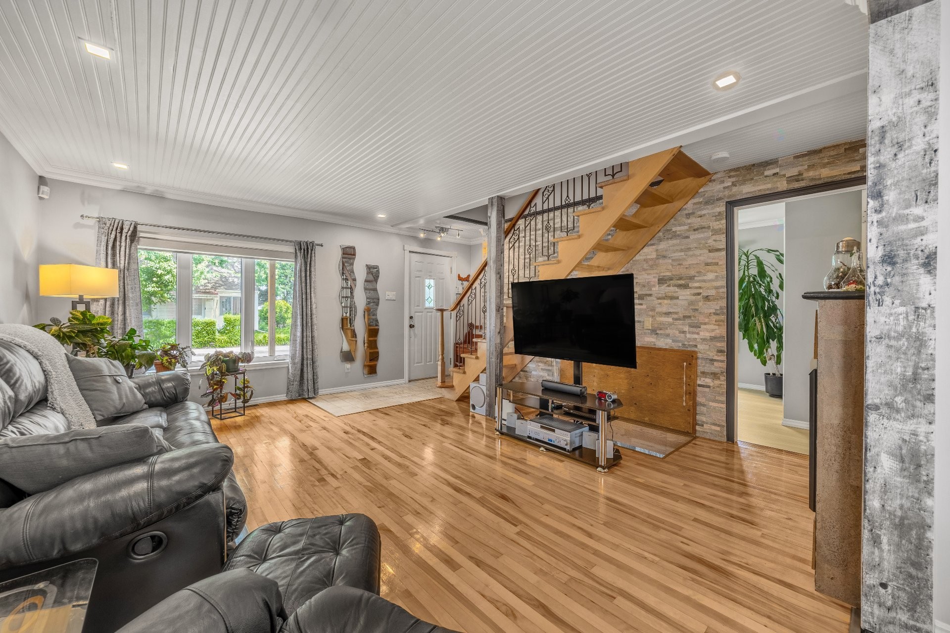 









328


Av. des Vétérans

,
Montréal-Est,




QC
H1B5B7

