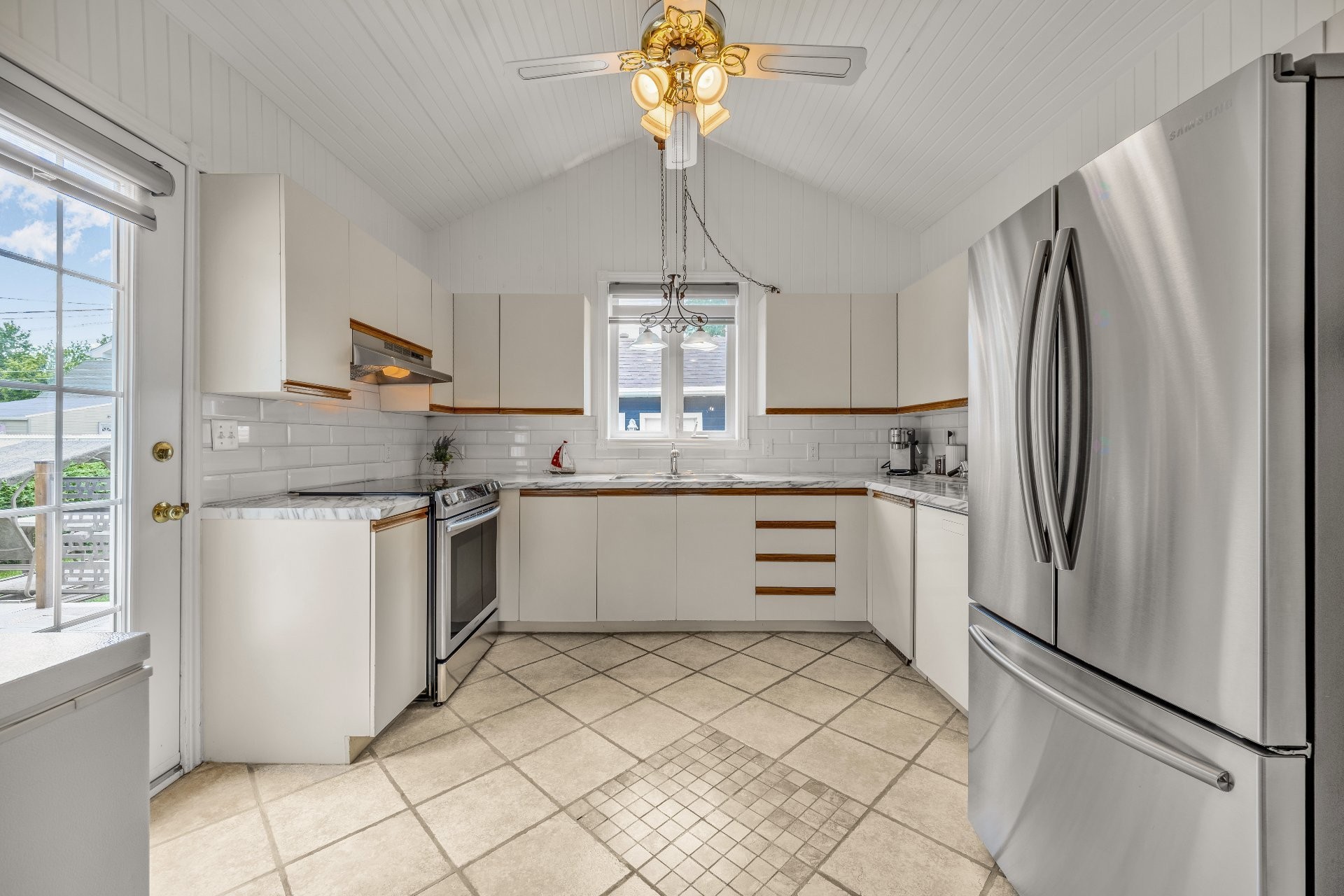 









328


Av. des Vétérans

,
Montréal-Est,




QC
H1B5B7


