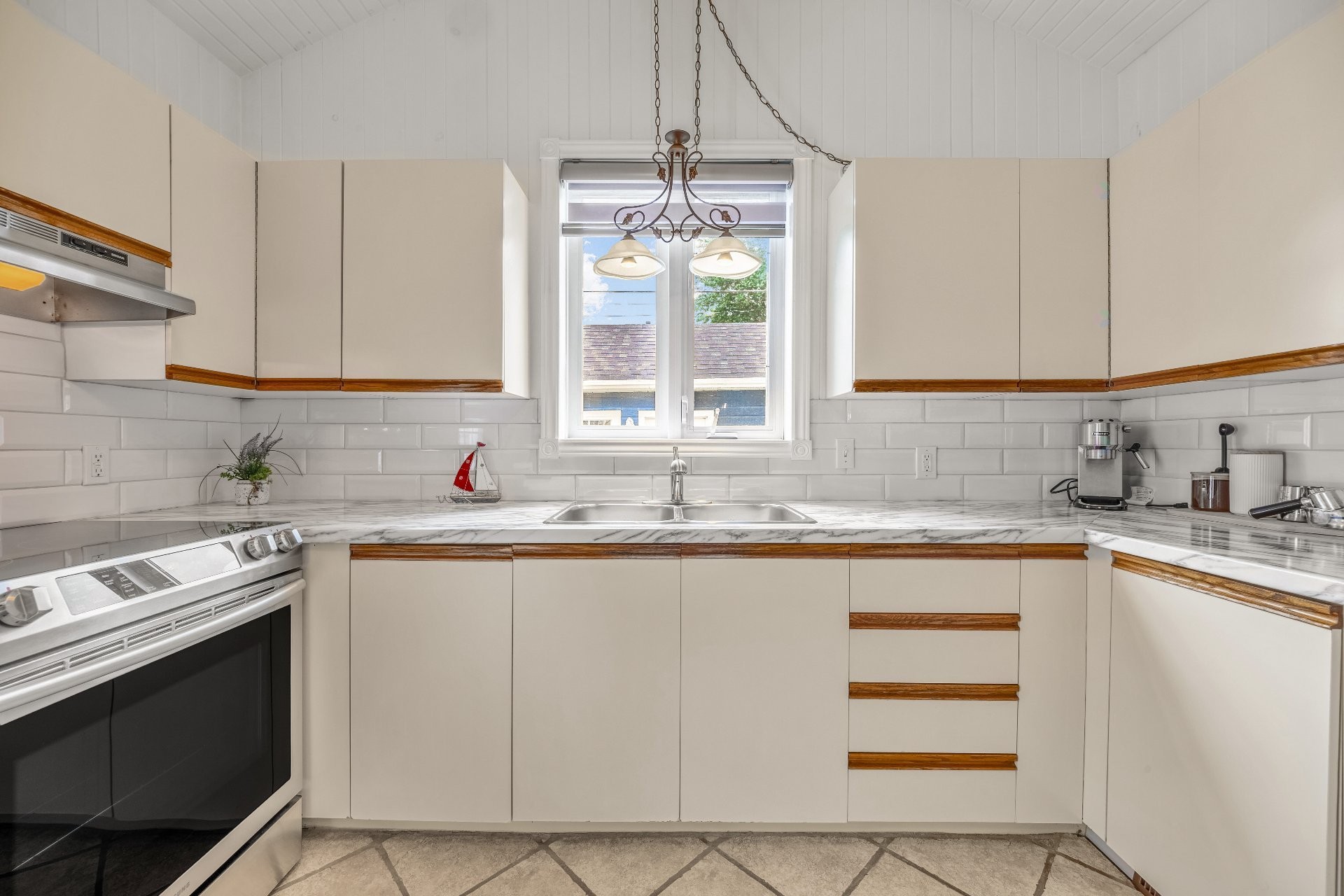 









328


Av. des Vétérans

,
Montréal-Est,




QC
H1B5B7

