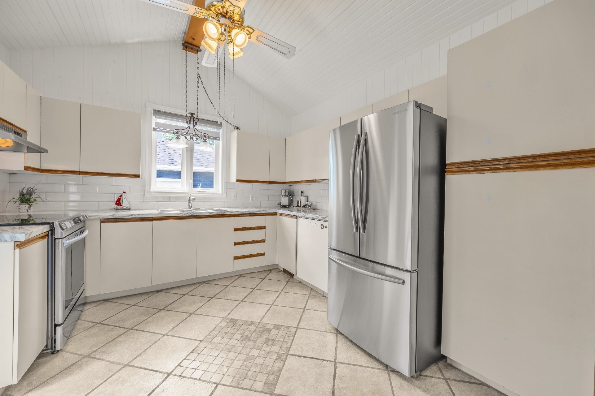 









328


Av. des Vétérans

,
Montréal-Est,




QC
H1B5B7

