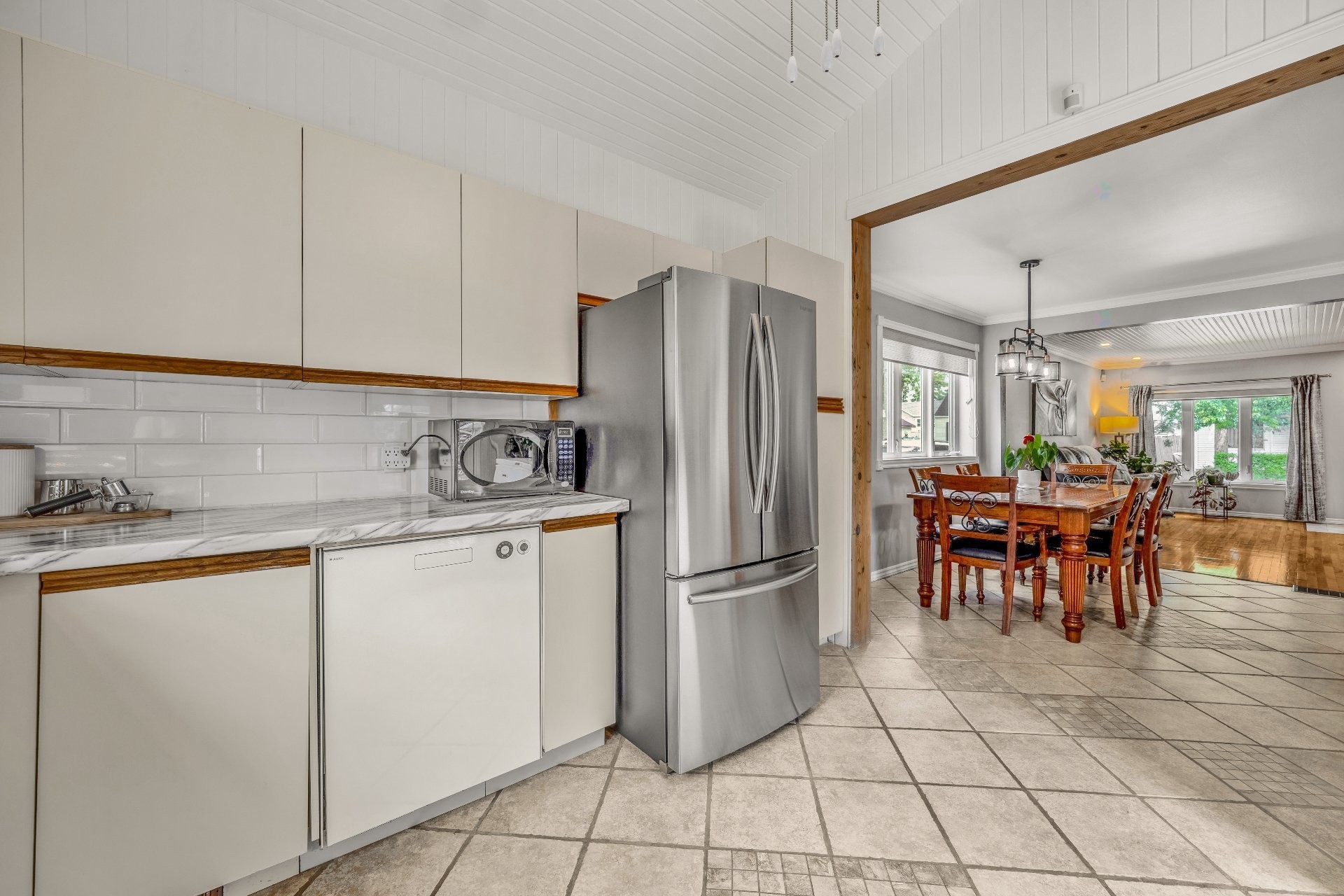 









328


Av. des Vétérans

,
Montréal-Est,




QC
H1B5B7

