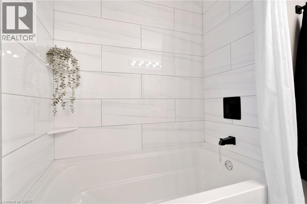 












28 MACPHERSON Crescent

,
Flamborough,




Ontario
N0B2J0

