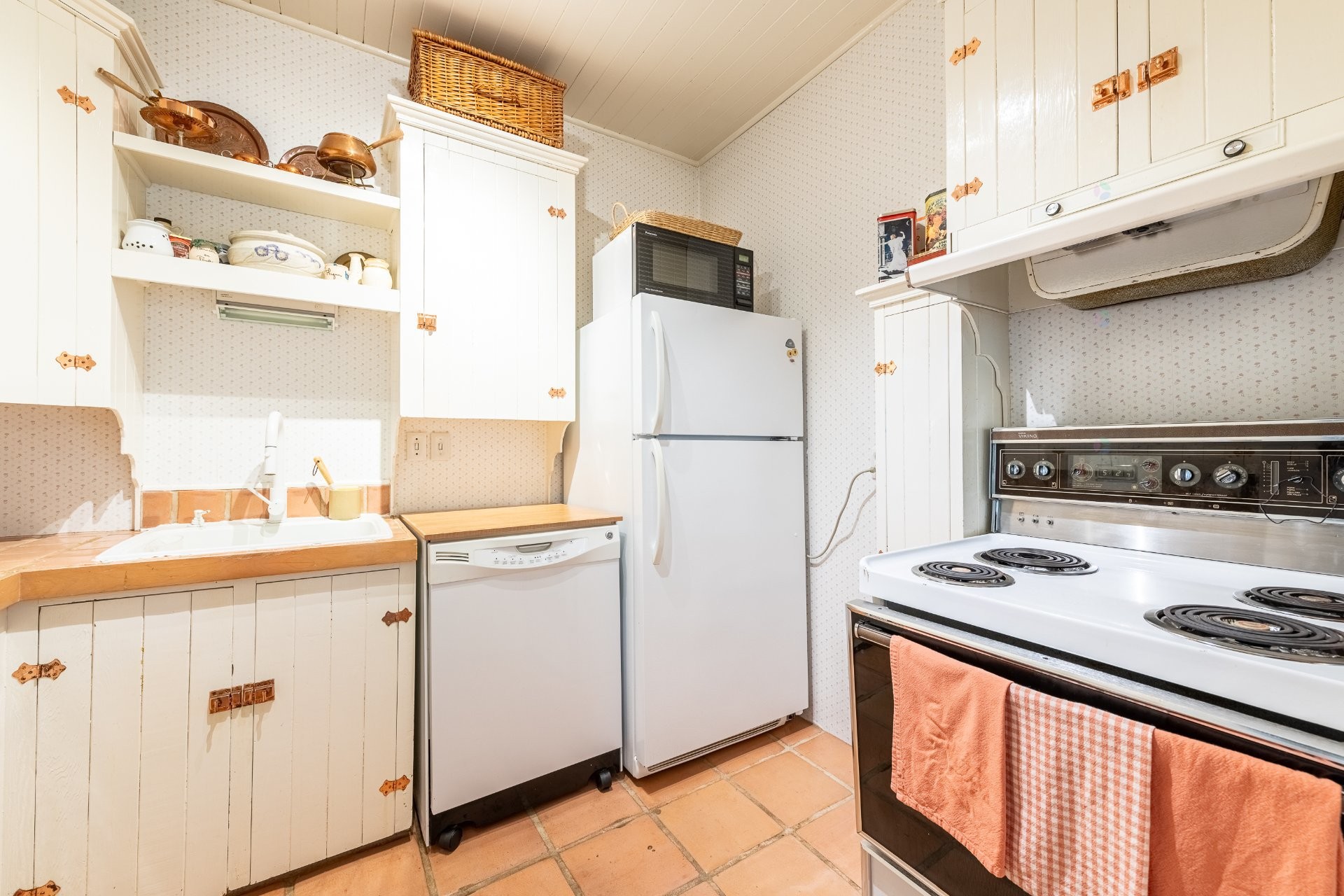 









2196


Ch. Tison

,
Sainte-Lucie-des-Laurentides,




QC
J0T2J0

