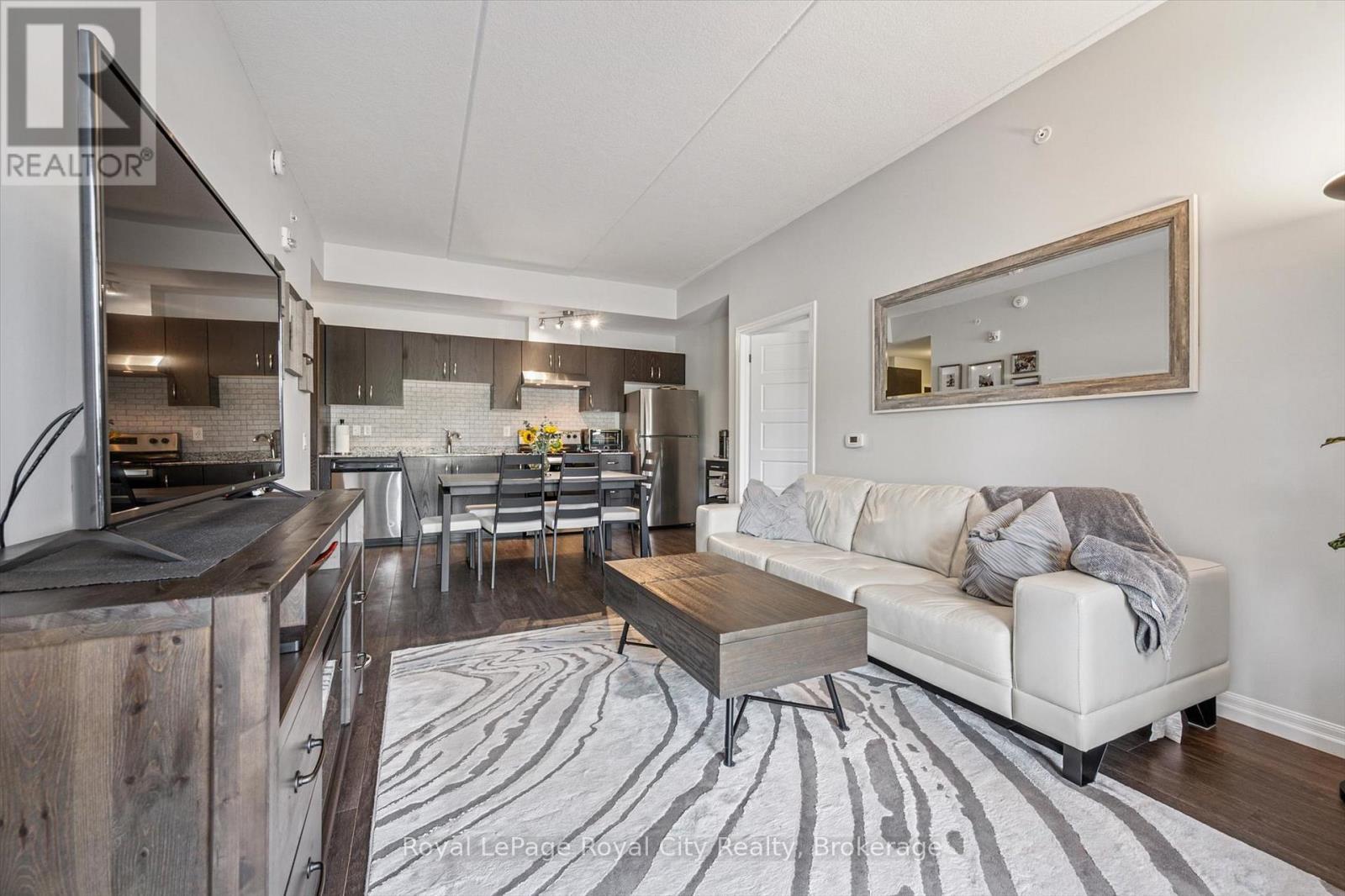 












121 - 35 KINGSBURY SQUARE

,
Guelph (Pineridge/Westminster Woods),




Ontario
N1L0J4

