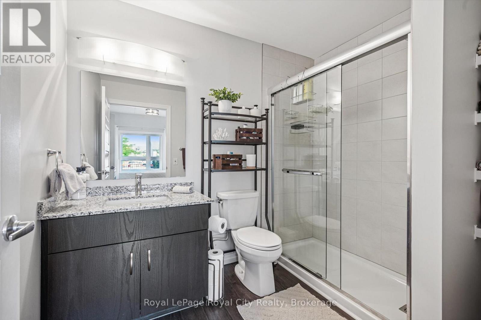 












121 - 35 KINGSBURY SQUARE

,
Guelph (Pineridge/Westminster Woods),




Ontario
N1L0J4

