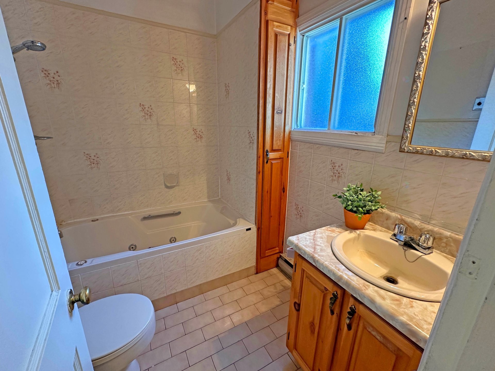 









126


36e Avenue

,
Sainte-Marthe-sur-le-Lac,




QC
J0N1P0

