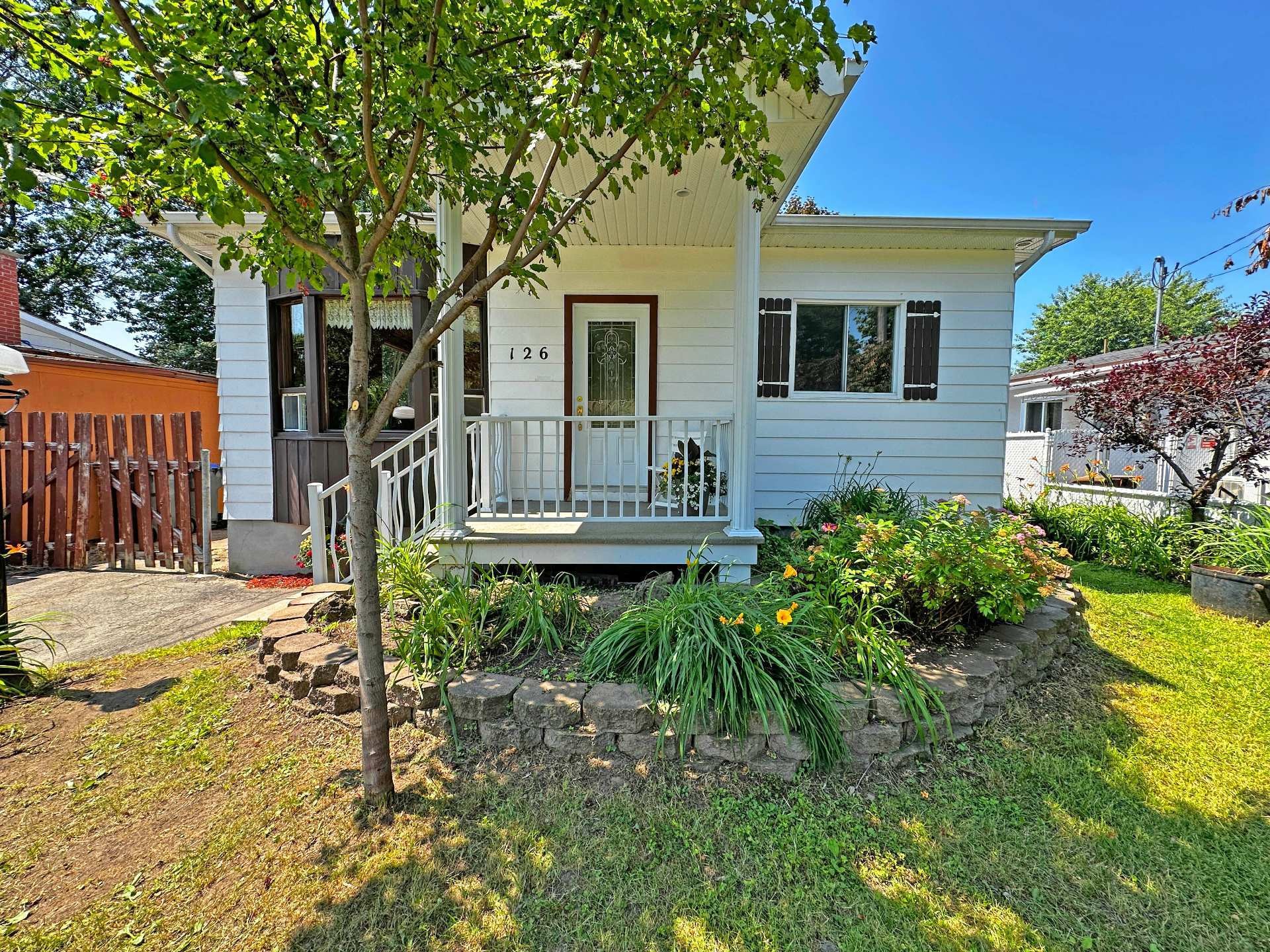 









126


36e Avenue

,
Sainte-Marthe-sur-le-Lac,




QC
J0N1P0

