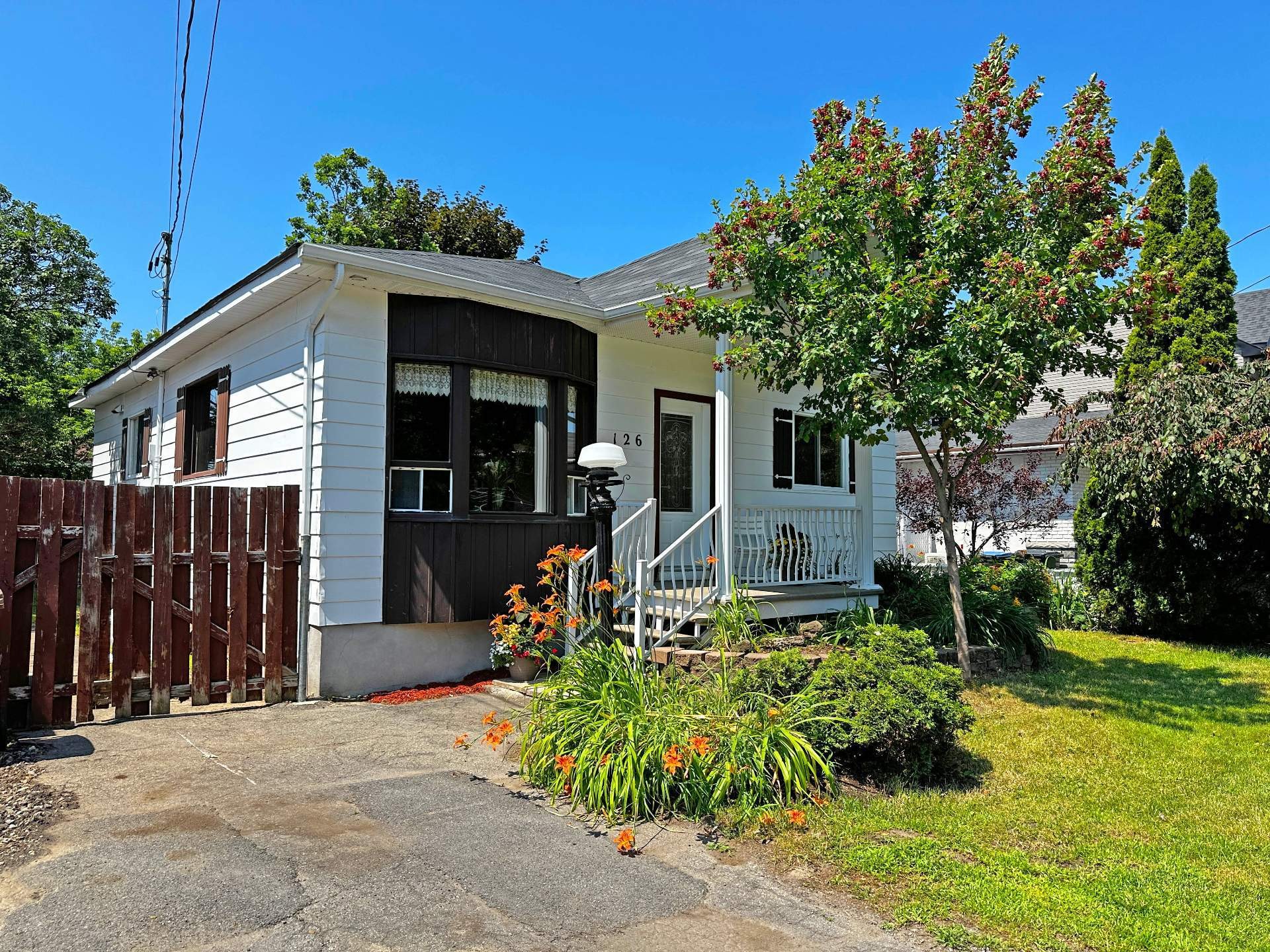 









126


36e Avenue

,
Sainte-Marthe-sur-le-Lac,




QC
J0N1P0

