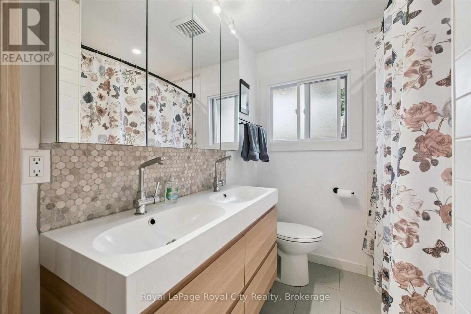 












190 METCALFE STREET

,
Guelph (General Hospital),




Ontario
N1E4Y3

