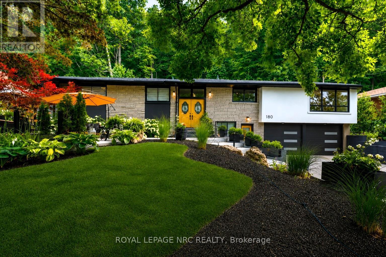 












180 WOODSIDE DRIVE

,
St. Catharines (Glendale/Glenridge),




Ontario
L2T1X6

