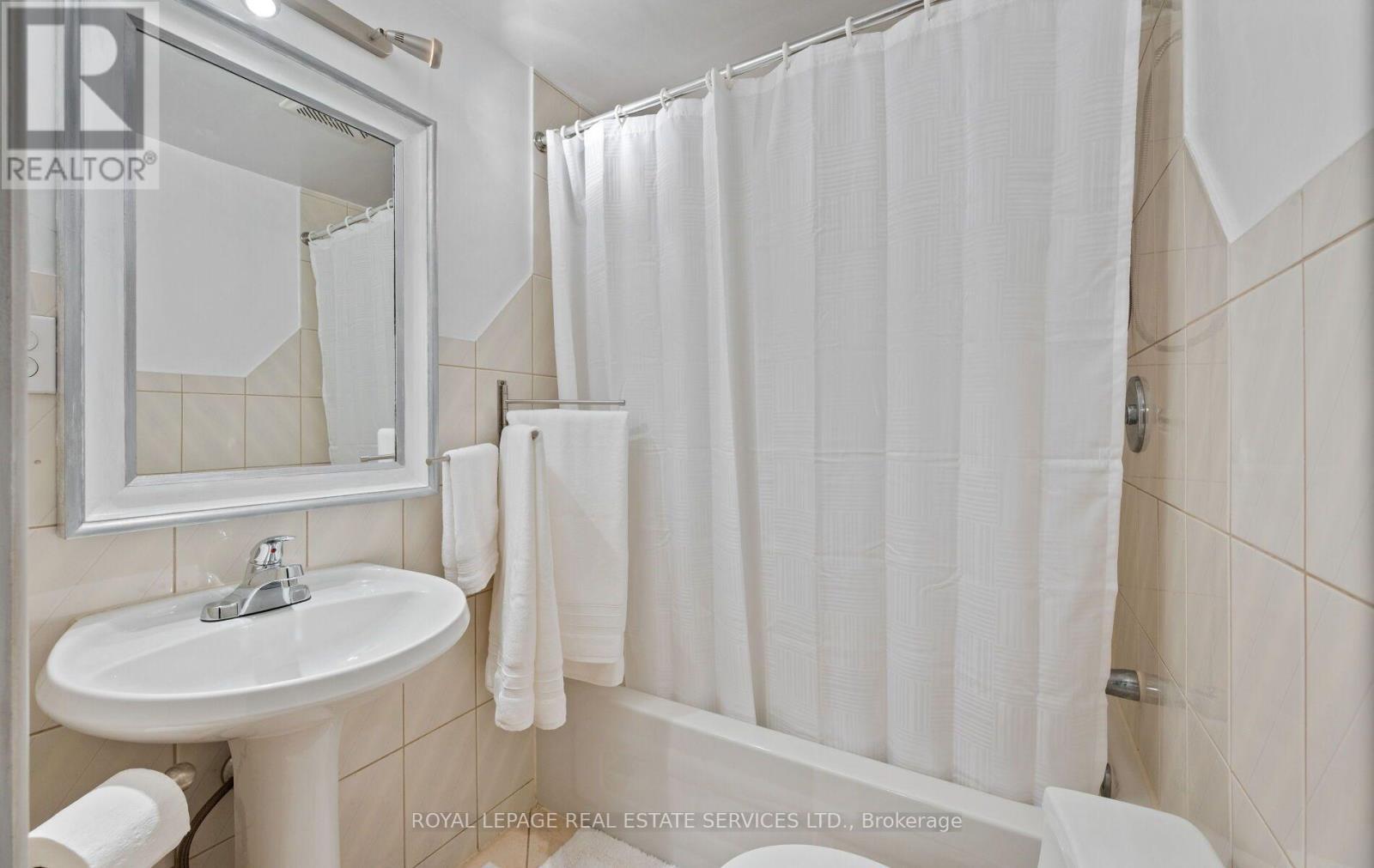 












613 BERESFORD AVENUE

,
Toronto,




Ontario
M6S3C2


