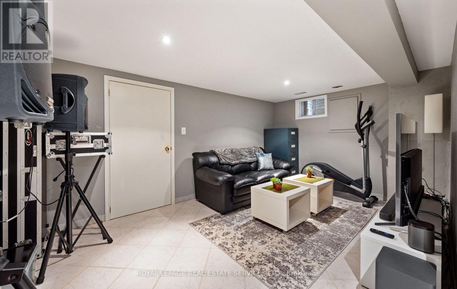 












613 BERESFORD AVENUE

,
Toronto,




Ontario
M6S3C2

