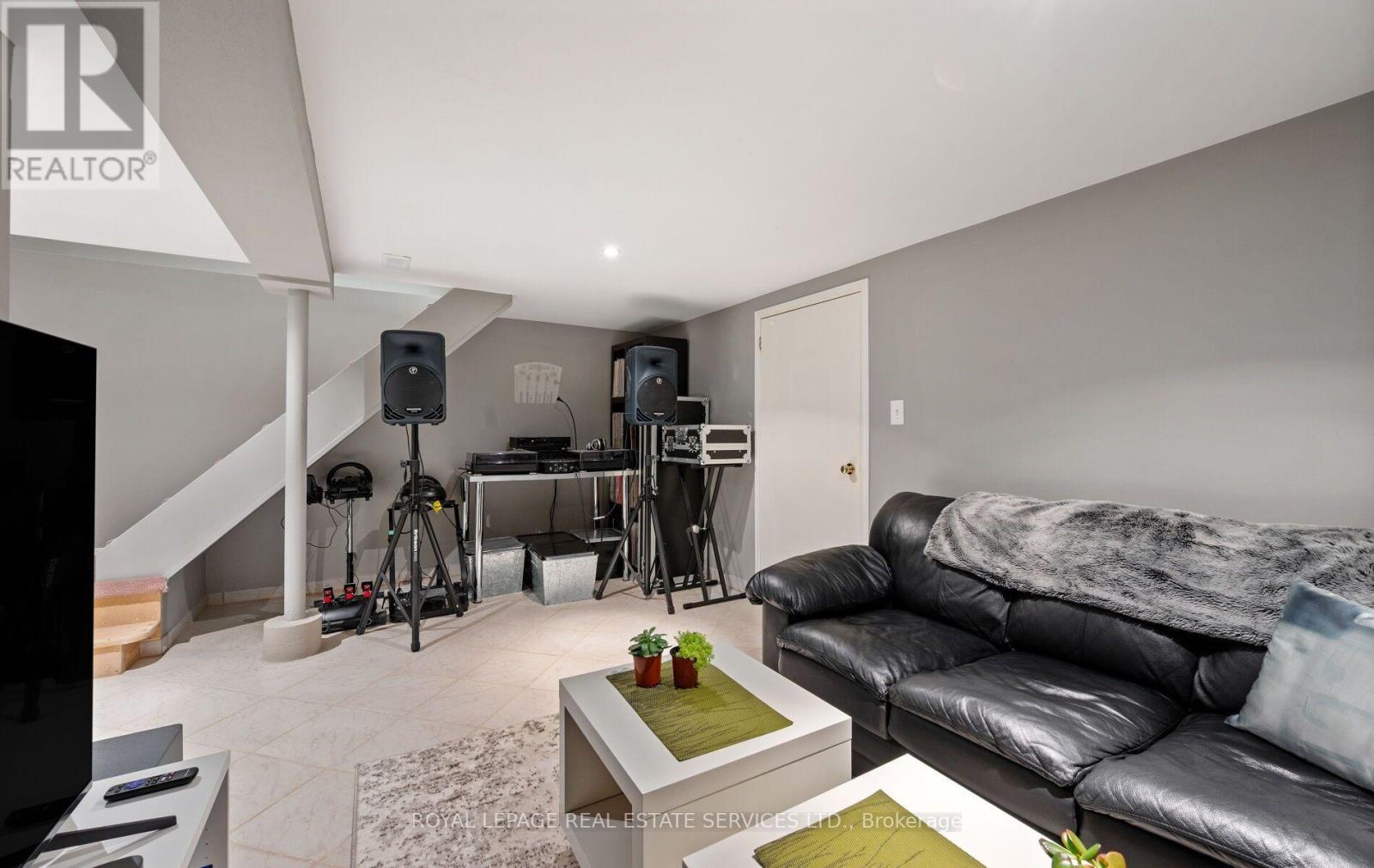 












613 BERESFORD AVENUE

,
Toronto,




Ontario
M6S3C2

