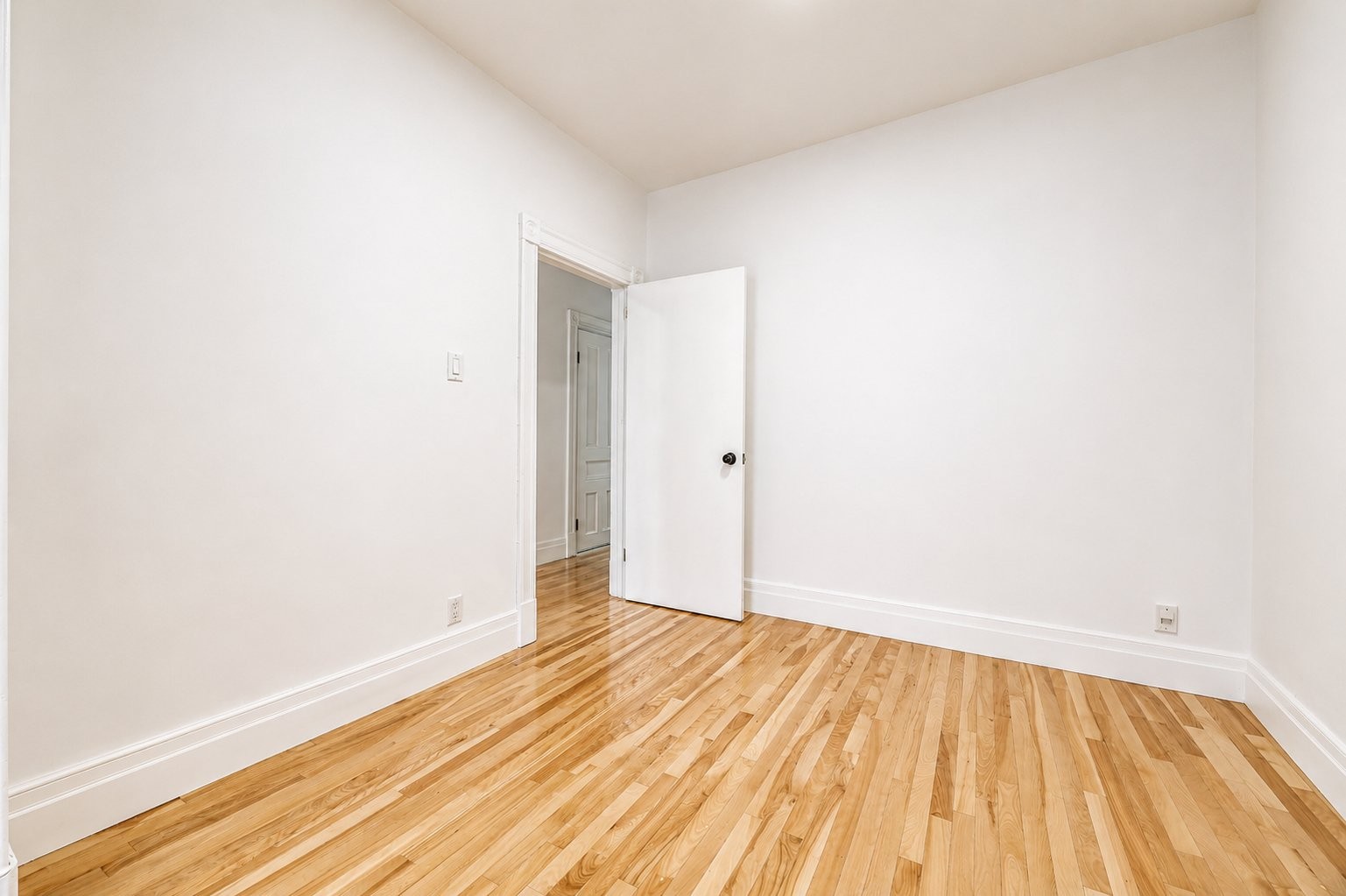 









4249


Av. des Érables

,
Montréal (Le Plateau-Mont-Royal),




QC
H2H2C6

