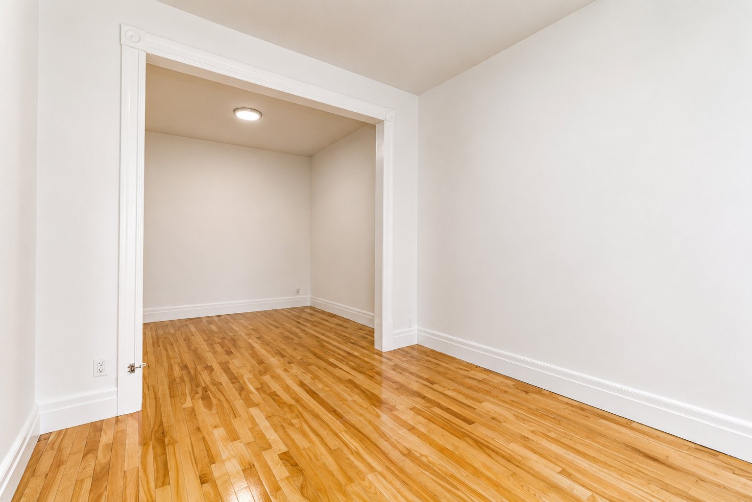 









4249


Av. des Érables

,
Montréal (Le Plateau-Mont-Royal),




QC
H2H2C6

