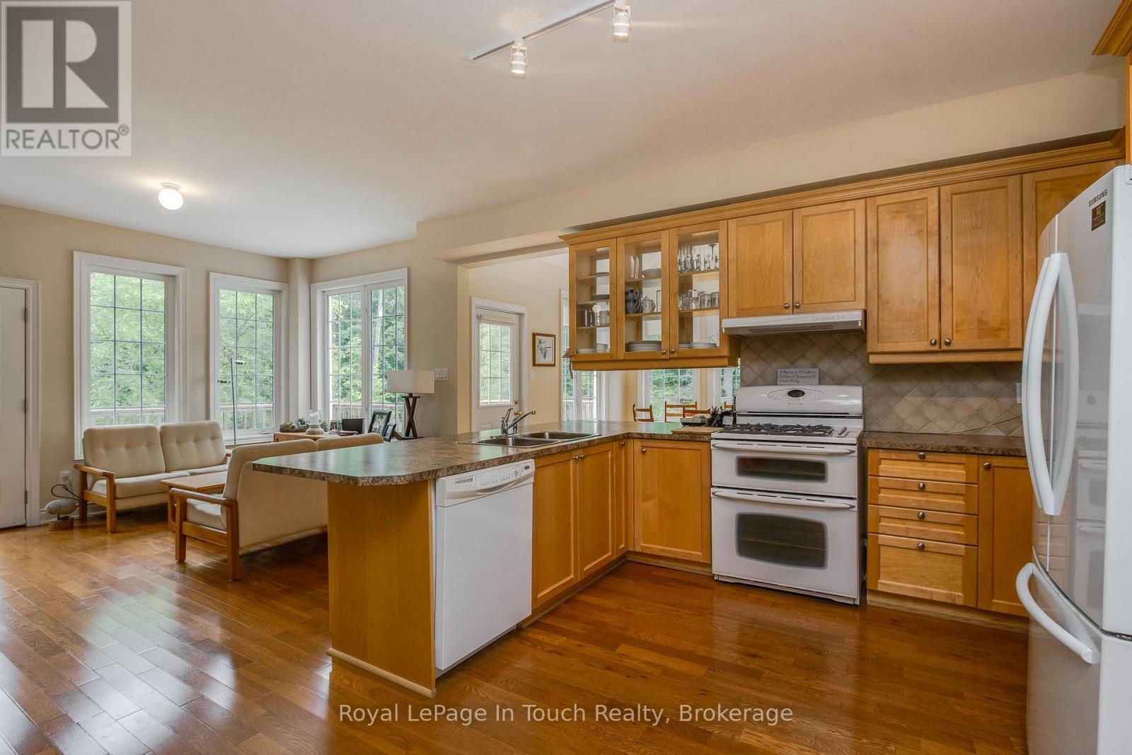 












8 WOODWARD DRIVE

,
Tiny,




Ontario
L0L2J0

