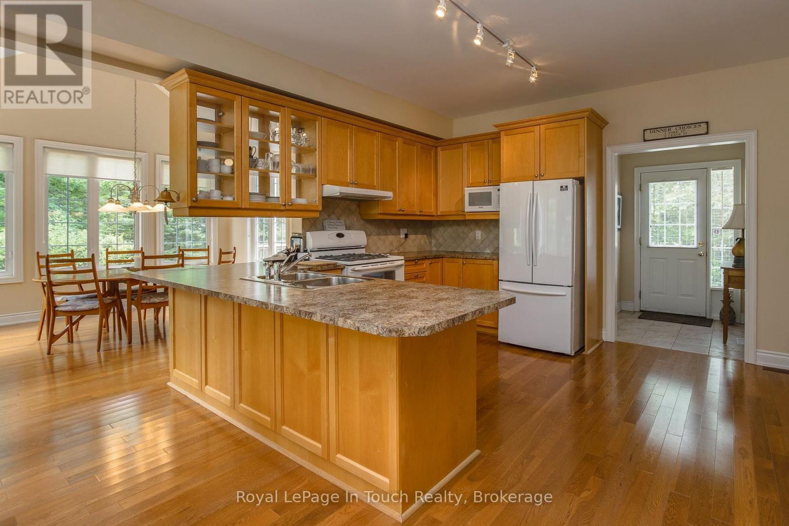 












8 WOODWARD DRIVE

,
Tiny,




Ontario
L0L2J0

