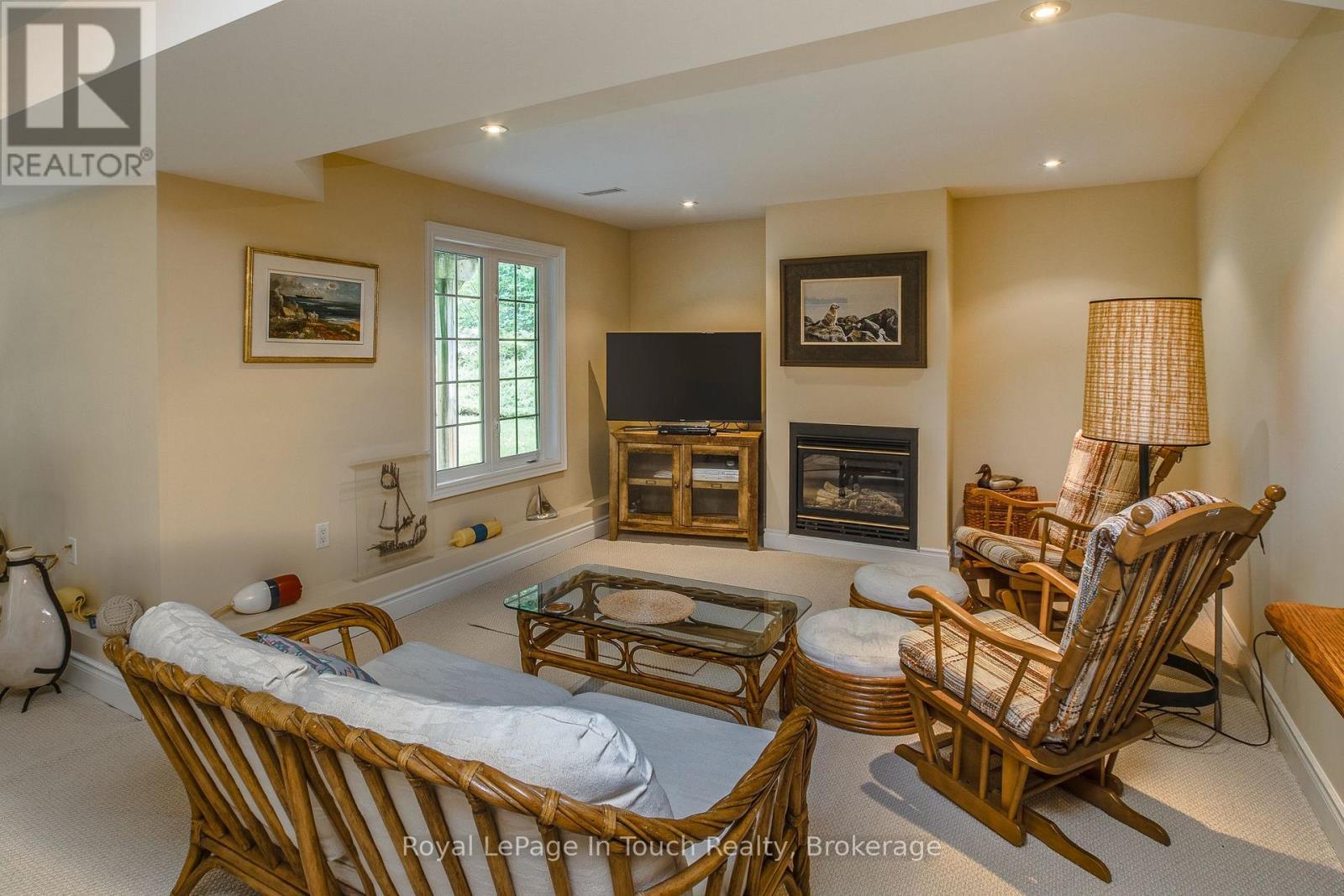 












8 WOODWARD DRIVE

,
Tiny,




Ontario
L0L2J0

