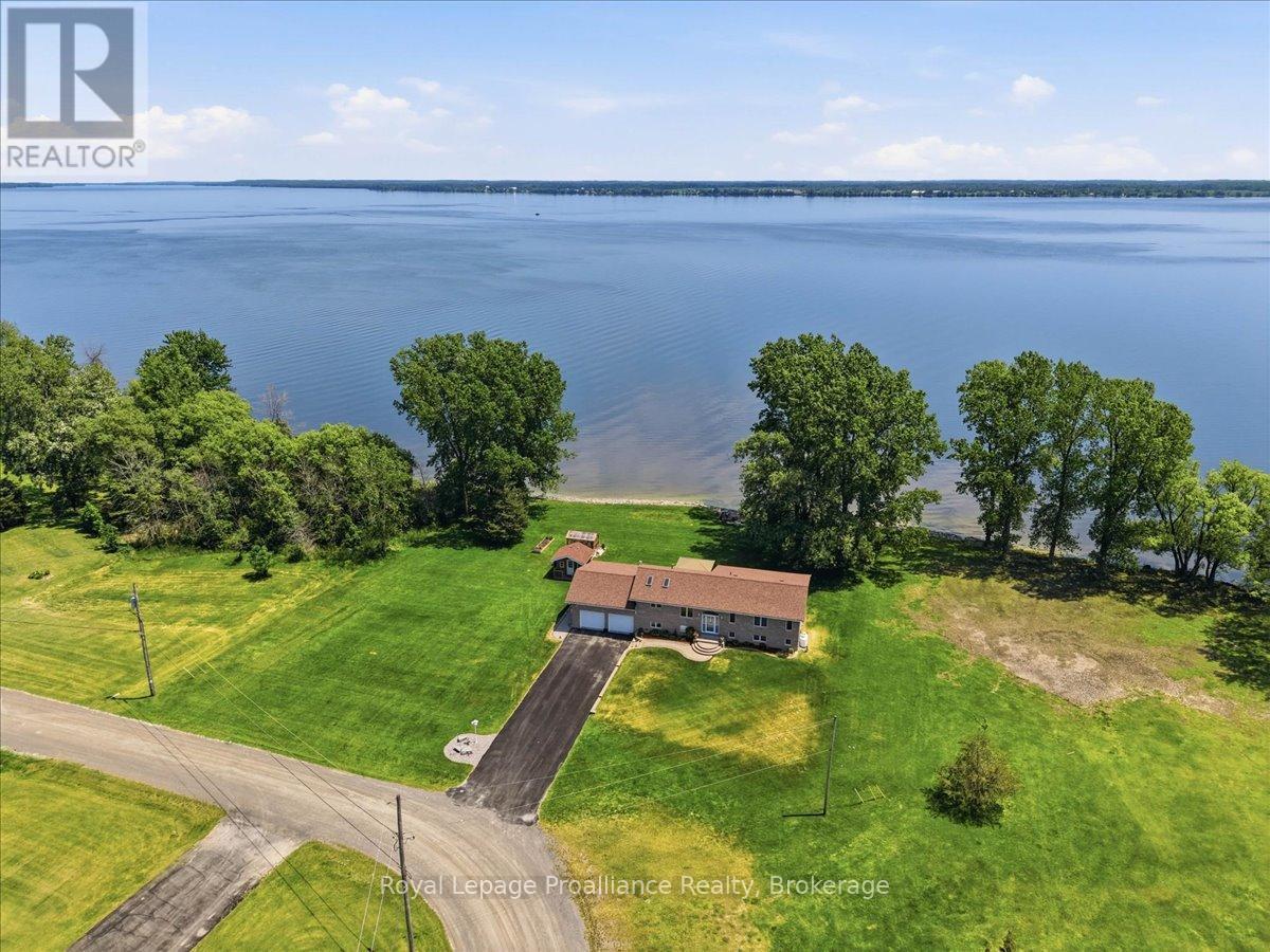 












40 WALLBRIDGE CIRCLE

,
Prince Edward County (Ameliasburg Ward),




Ontario
K8N4Z7

