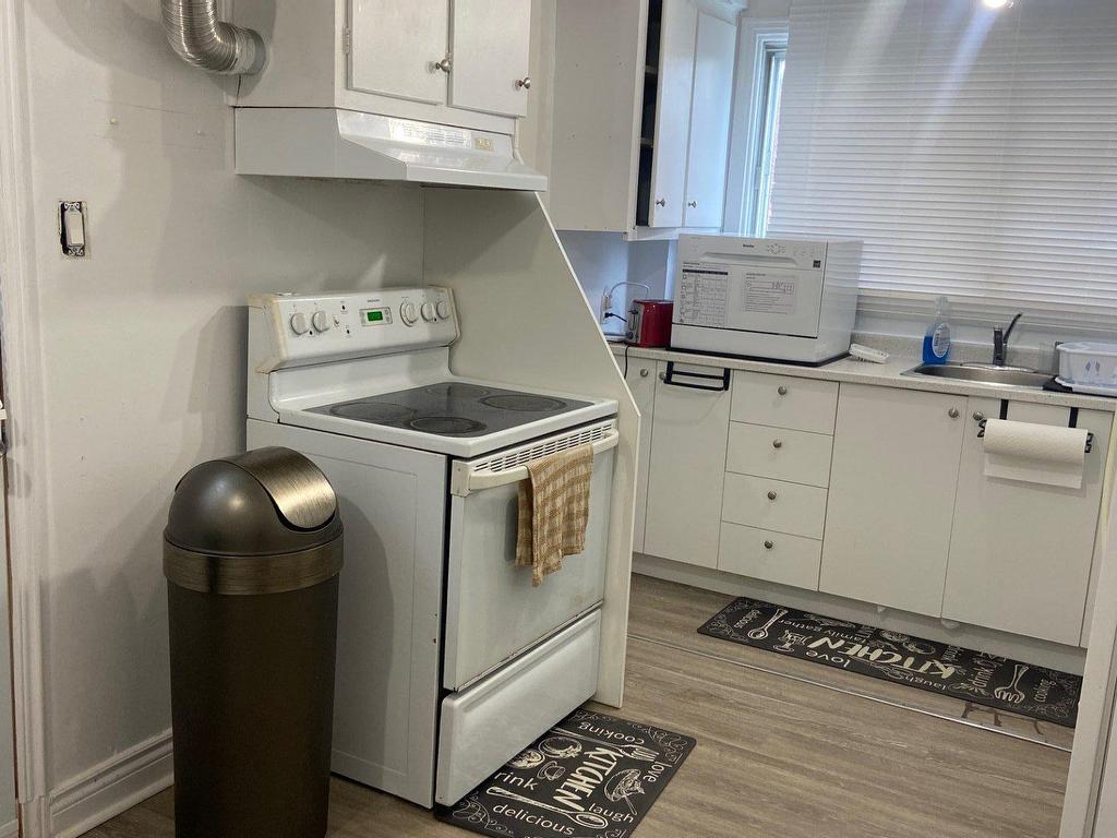 









7527


Ch. Earle

,
Côte-Saint-Luc,




QC
H4W1N8

