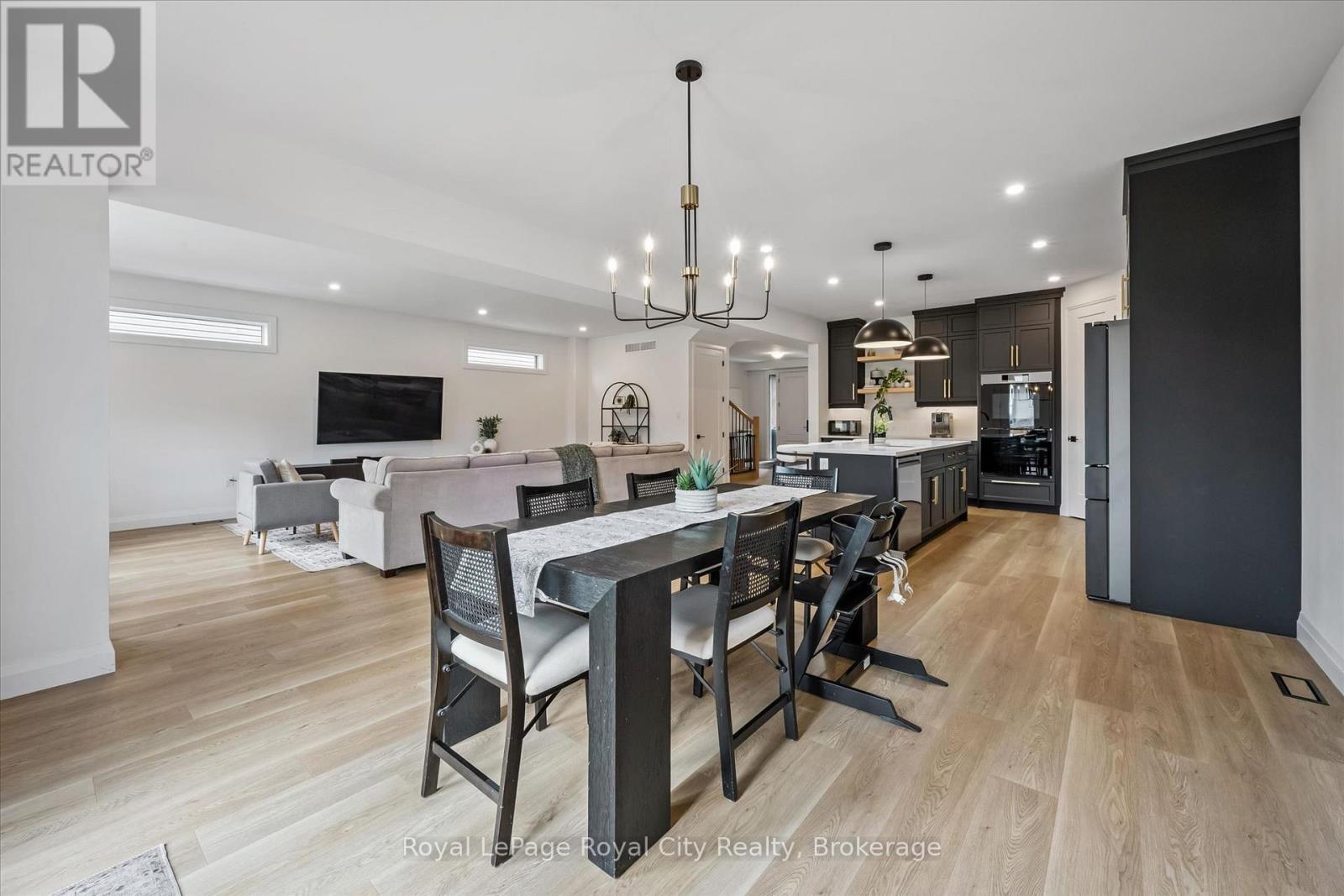 












203 SCHMIDT DRIVE

,
Wellington North (Arthur),




Ontario
N0G1A0

