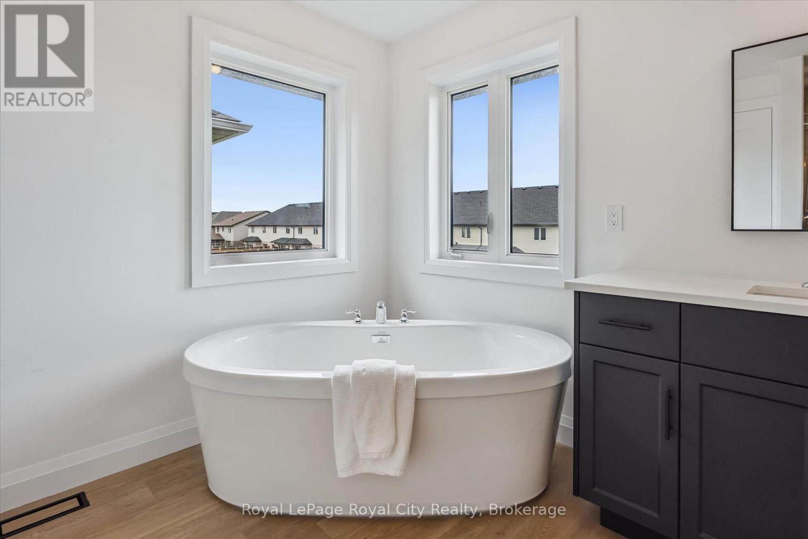 












203 SCHMIDT DRIVE

,
Wellington North (Arthur),




Ontario
N0G1A0

