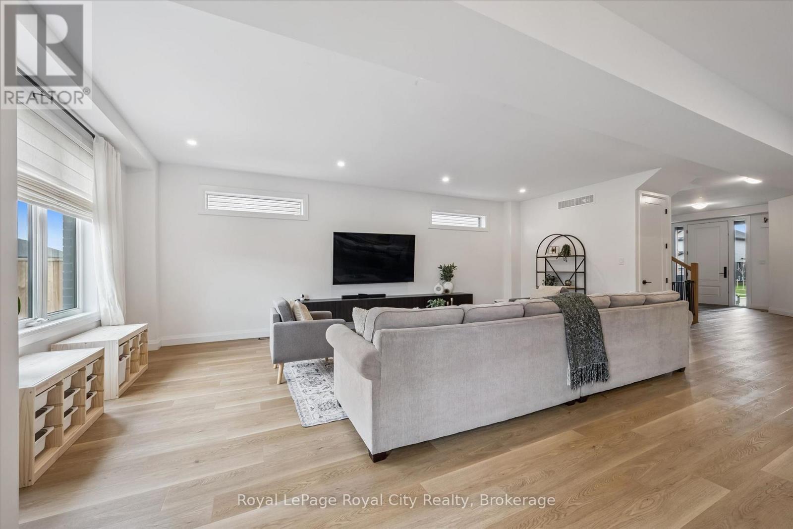 












203 SCHMIDT DRIVE

,
Wellington North (Arthur),




Ontario
N0G1A0


