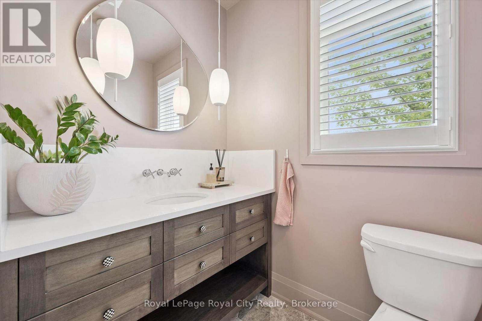 












22 HILLTOP ROAD

,
Guelph (Victoria North),




Ontario
N1E7L4


