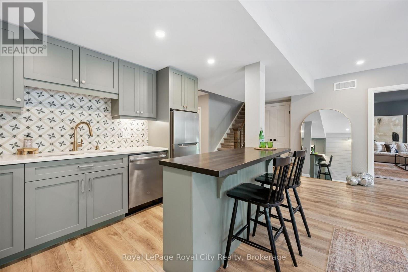 












22 HILLTOP ROAD

,
Guelph (Victoria North),




Ontario
N1E7L4

