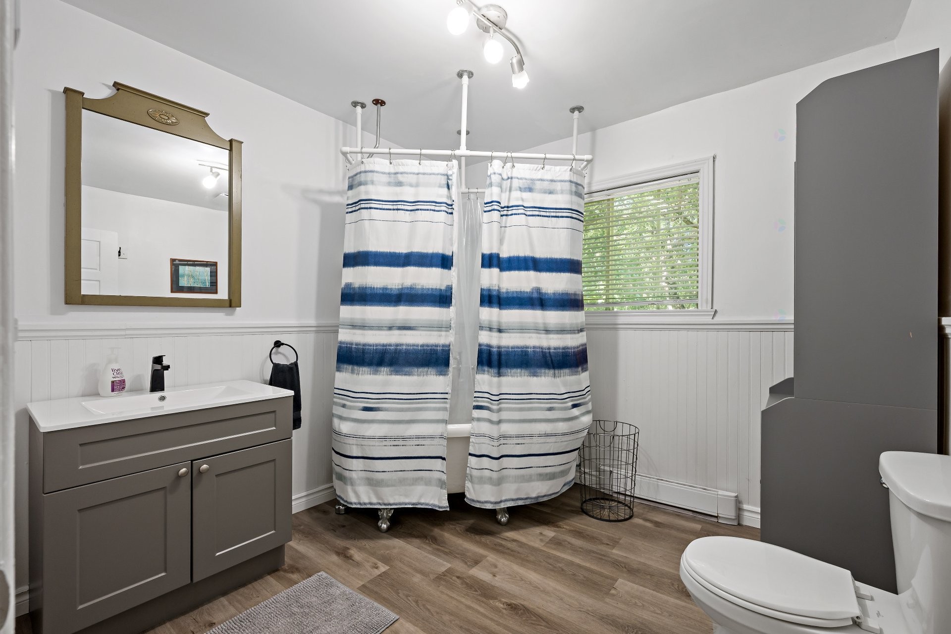 









1345


Rue St-Roch

,
Mont-Tremblant,




QC
J8E2Y9

