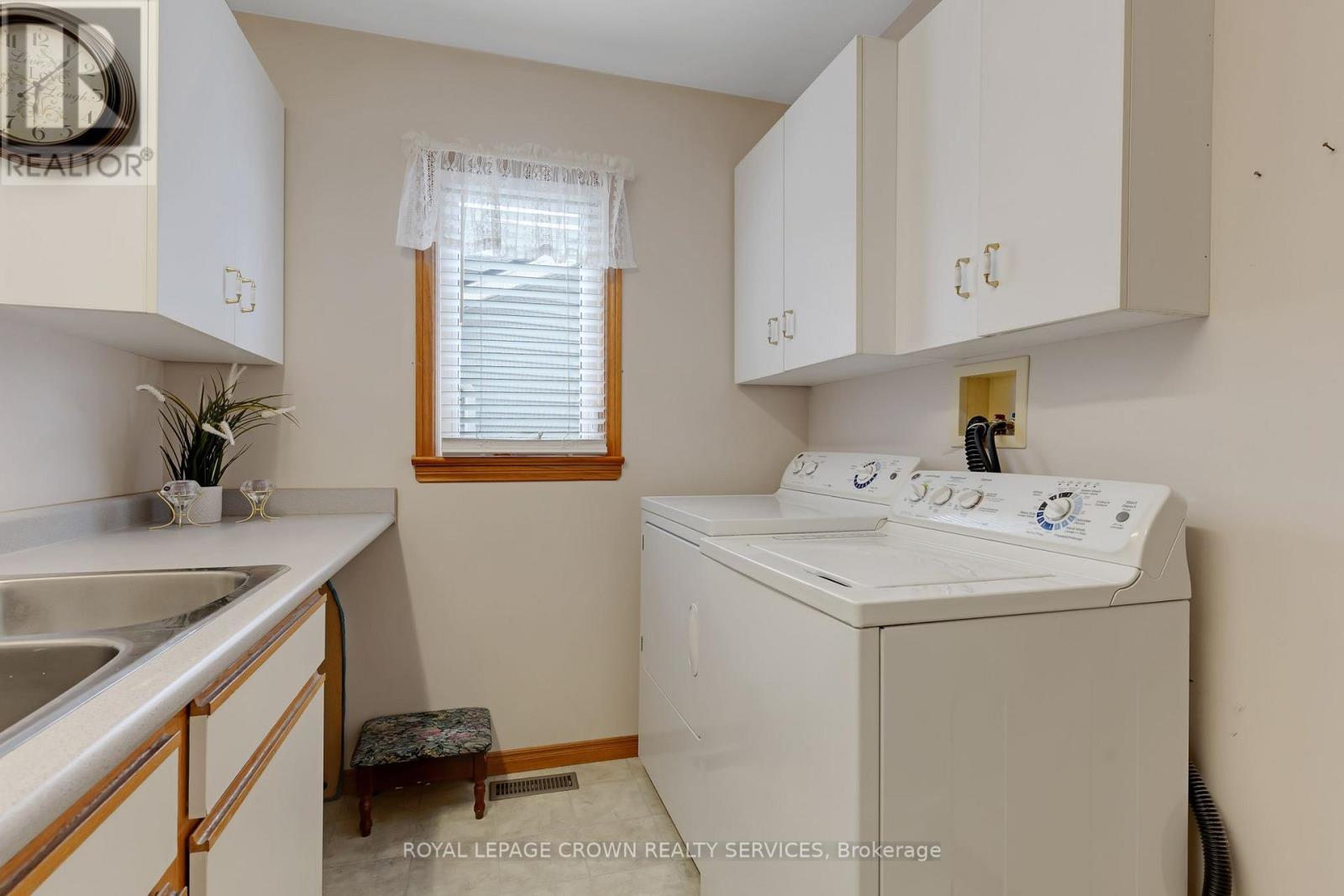 












15 ERIN COURT

,
Aylmer,




Ontario
N5H3G6

