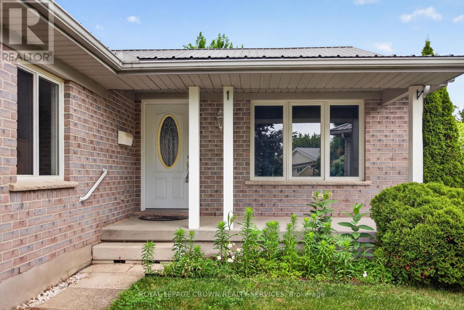 












15 ERIN COURT

,
Aylmer,




Ontario
N5H3G6


