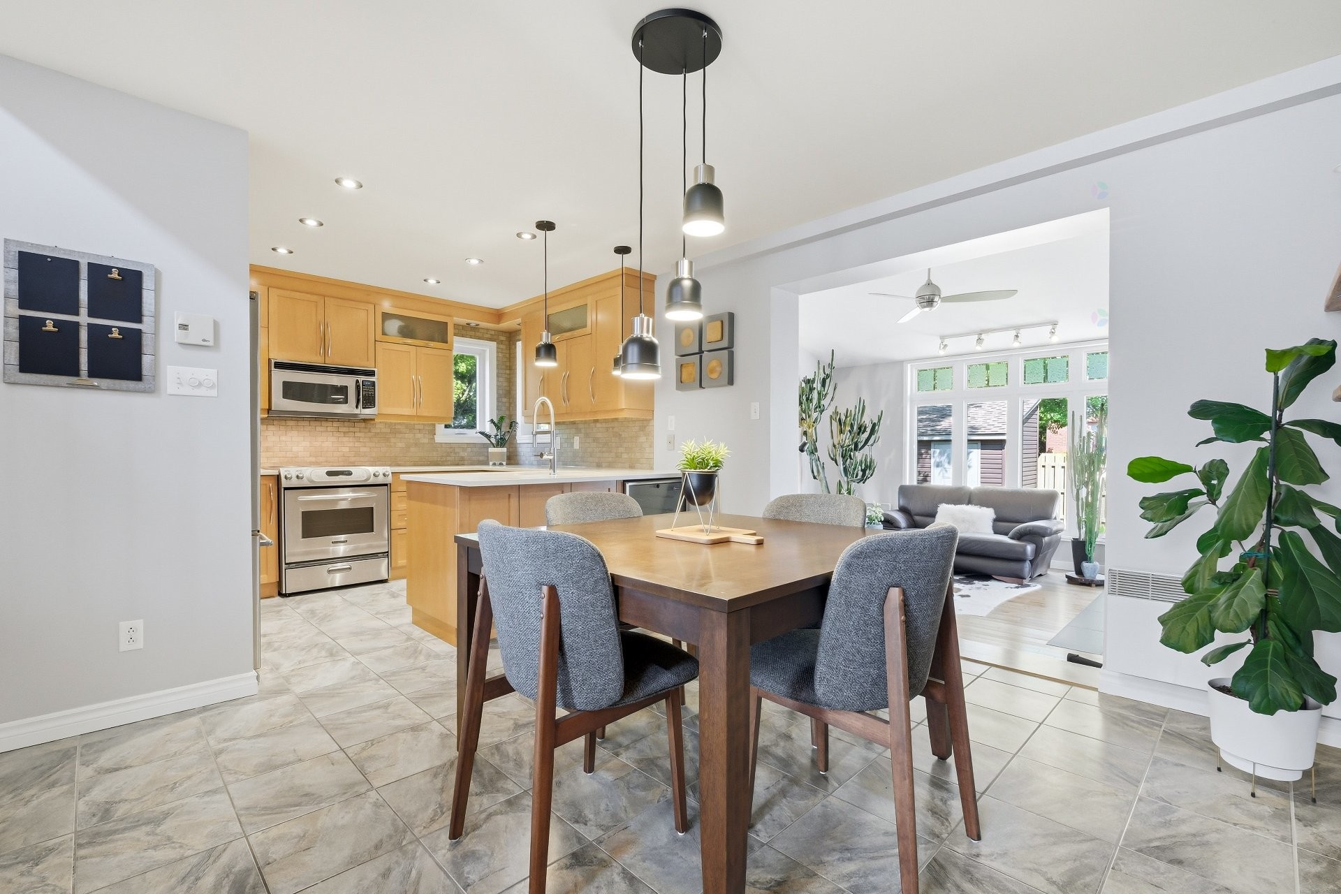 









1665


Rue Tahiti

,
Brossard,




QC
J4W3J5

