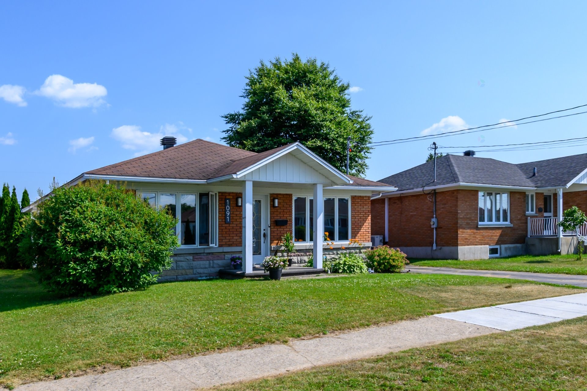 









1091


10e Avenue

,
Shawinigan,




QC
G9T1T6

