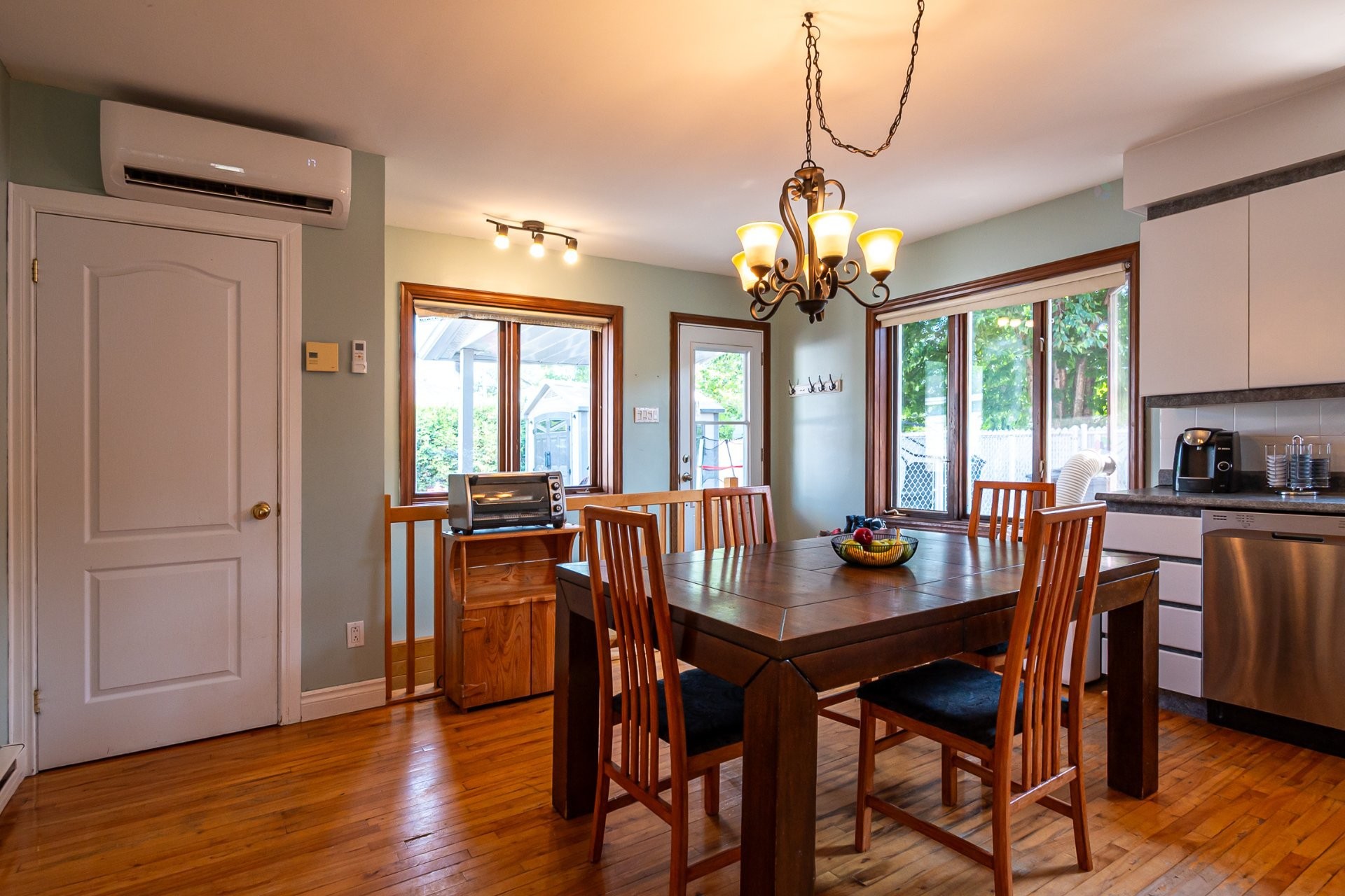 









1091


10e Avenue

,
Shawinigan,




QC
G9T1T6

