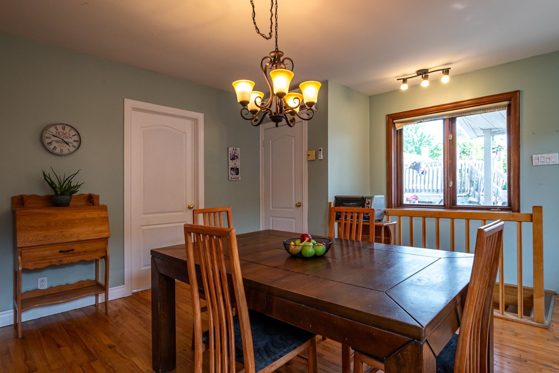 









1091


10e Avenue

,
Shawinigan,




QC
G9T1T6

