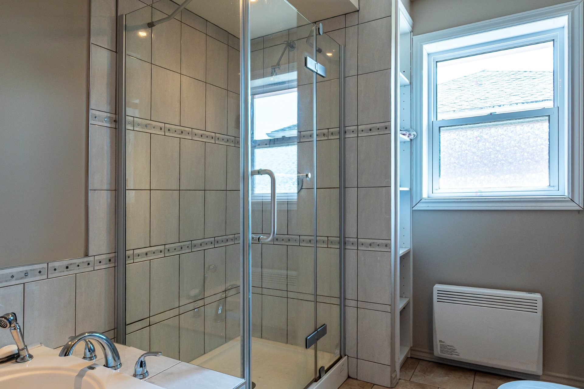 









1091


10e Avenue

,
Shawinigan,




QC
G9T1T6

